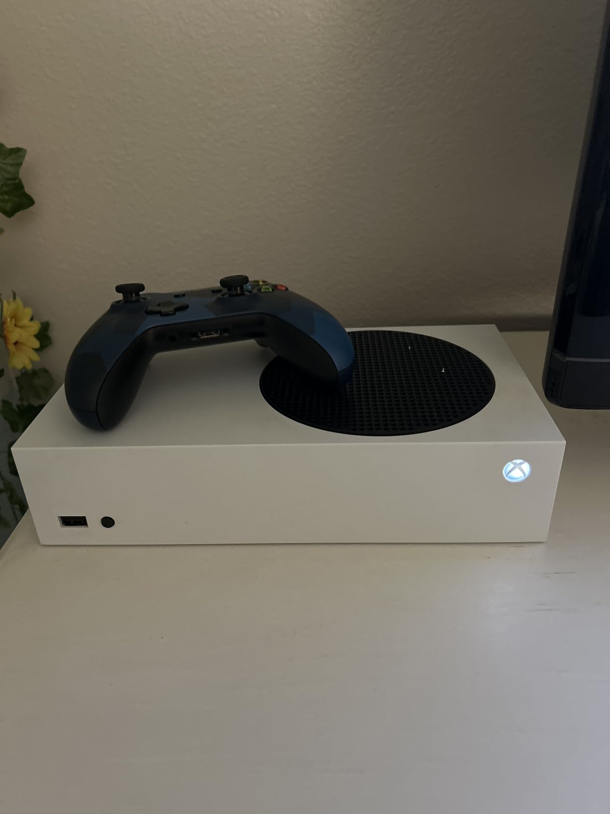 Xbox Series S Starter Bundle - Includes hundreds of games with Game Pass Ultimate 3 Month Membership - 512GB SSD All-Digital Gaming Console Customer Review Xbox Series S Starter Bundle - Includes hundreds of games with Game Pass Ultimate 3 Month Membership - 512GB SSD All-Digital Gaming Console - Customer Photo 1