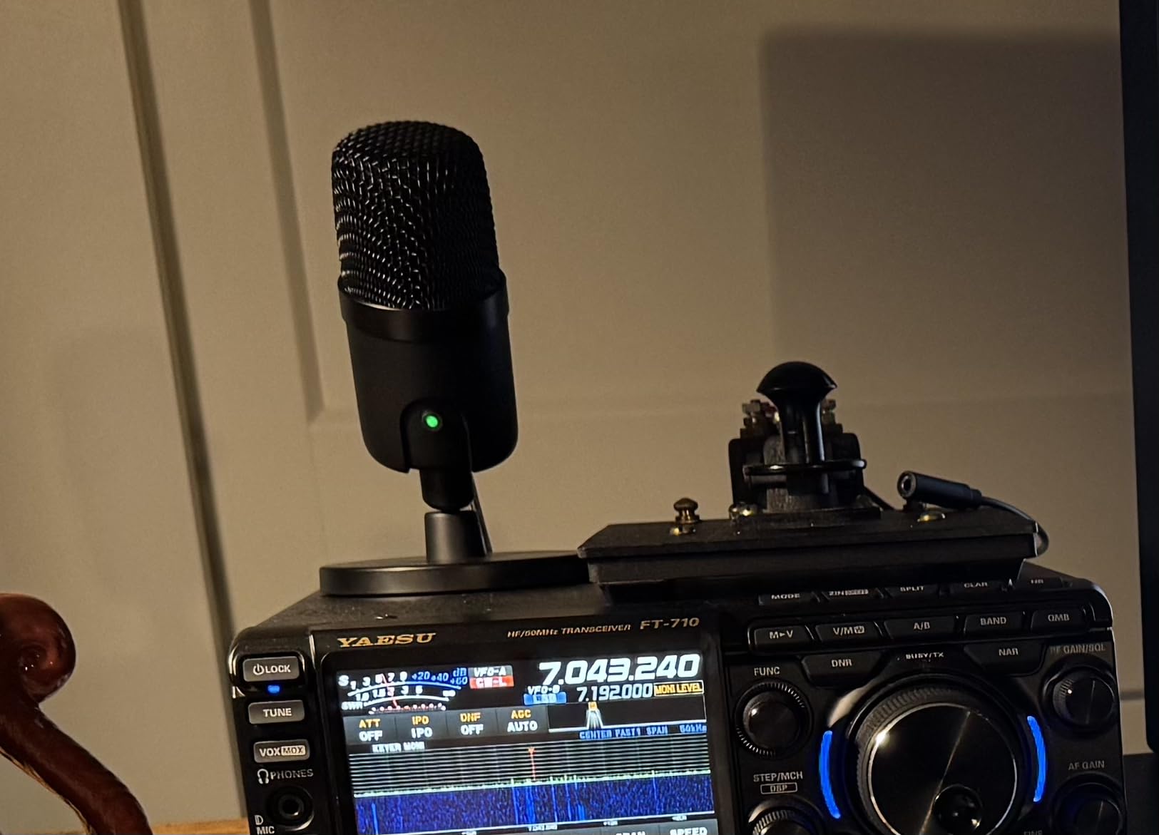 Amazon Basics USB Condenser Microphone for Streaming, Recording, and Podcasting on PC, Plug and Play, Cardioid Pickup, Adjustable Stand with 360 Degree Rotation, 5.8 x 3.4 inches, Black - Customer Photo 1