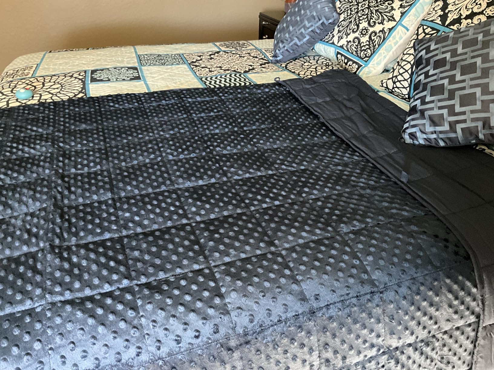 Mr. Sandman Weighted Blanket for Adults Queen Size 15 lbs, Soft Cooling Heavy Minky Blanket for Sleep, Washable Throw Blanket with Glass Beads, 60 x 80 Inches, Grey - Customer Photo 1
