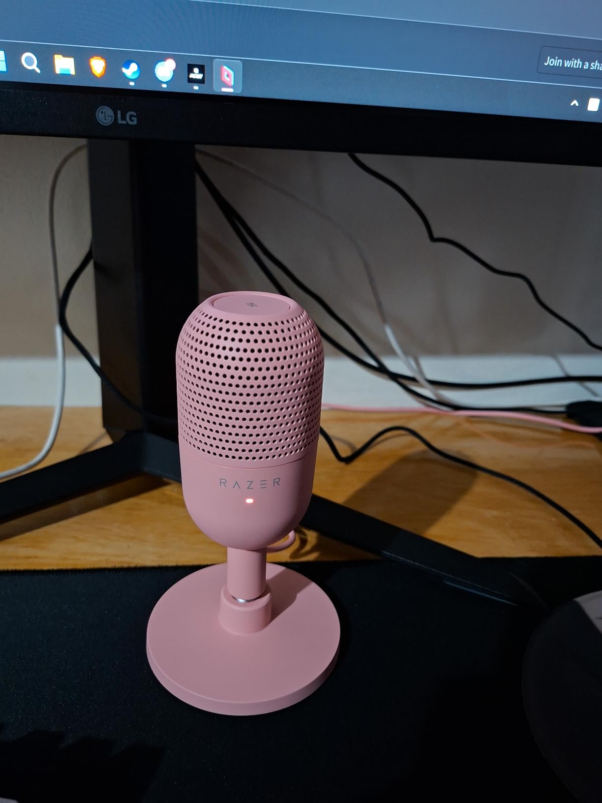 Razer Seiren V3 Mini USB Microphone: Condenser Mic - Supercardioid Pickup Pattern - Tap-to-Mute Sensor with LED Indicator - Shock Absorber - Ultra Compact - PC, Discord, OBS Studio, XSplit - Black - Customer Photo 2
