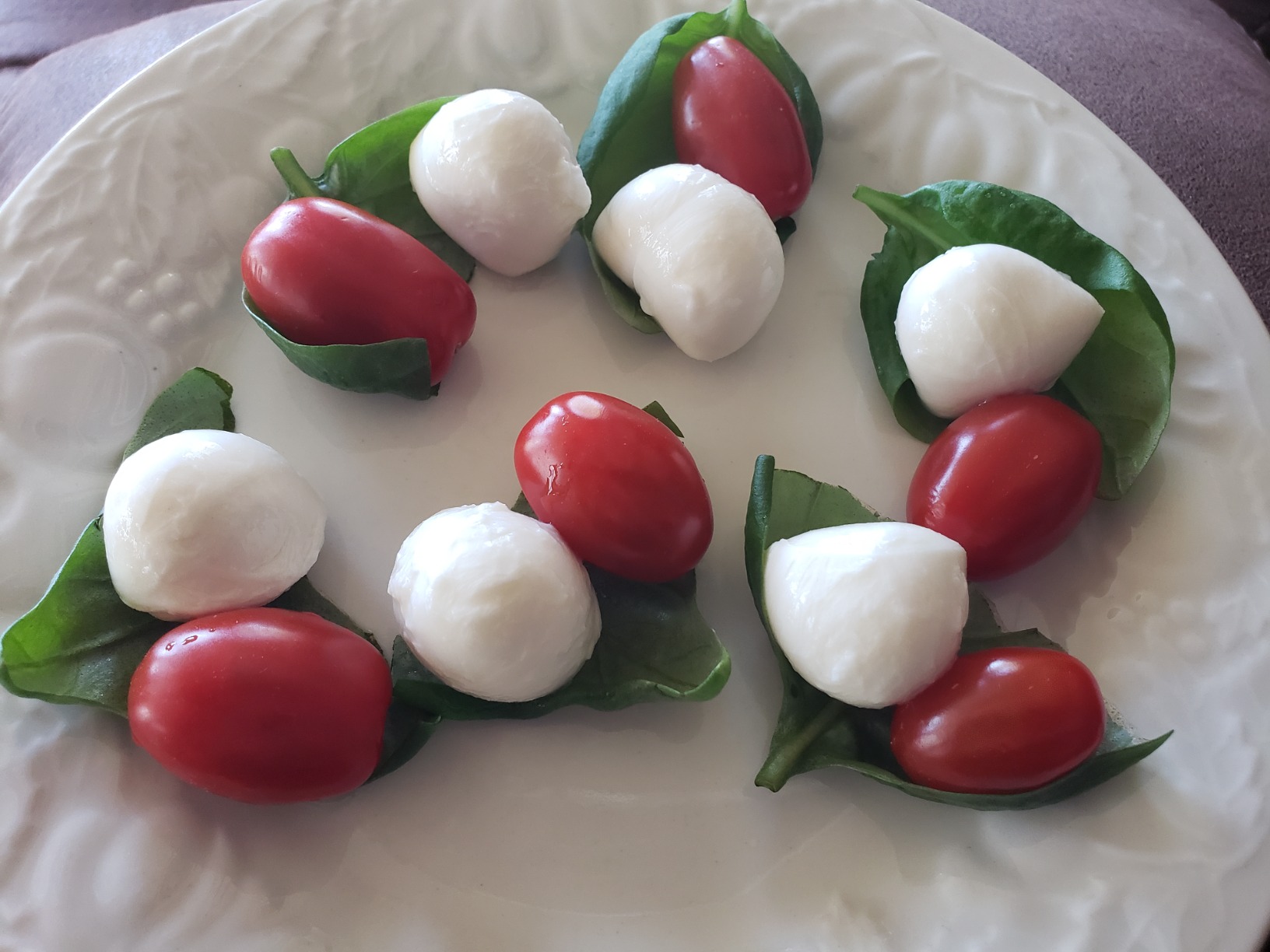 AeroGarden Harvest Lite in Cream, Soil-Free Indoor Hydroponic Garden with LED Grow Light for Year-Round Gardening of up to 6 Herbs and Vegetables - Customer Photo 2