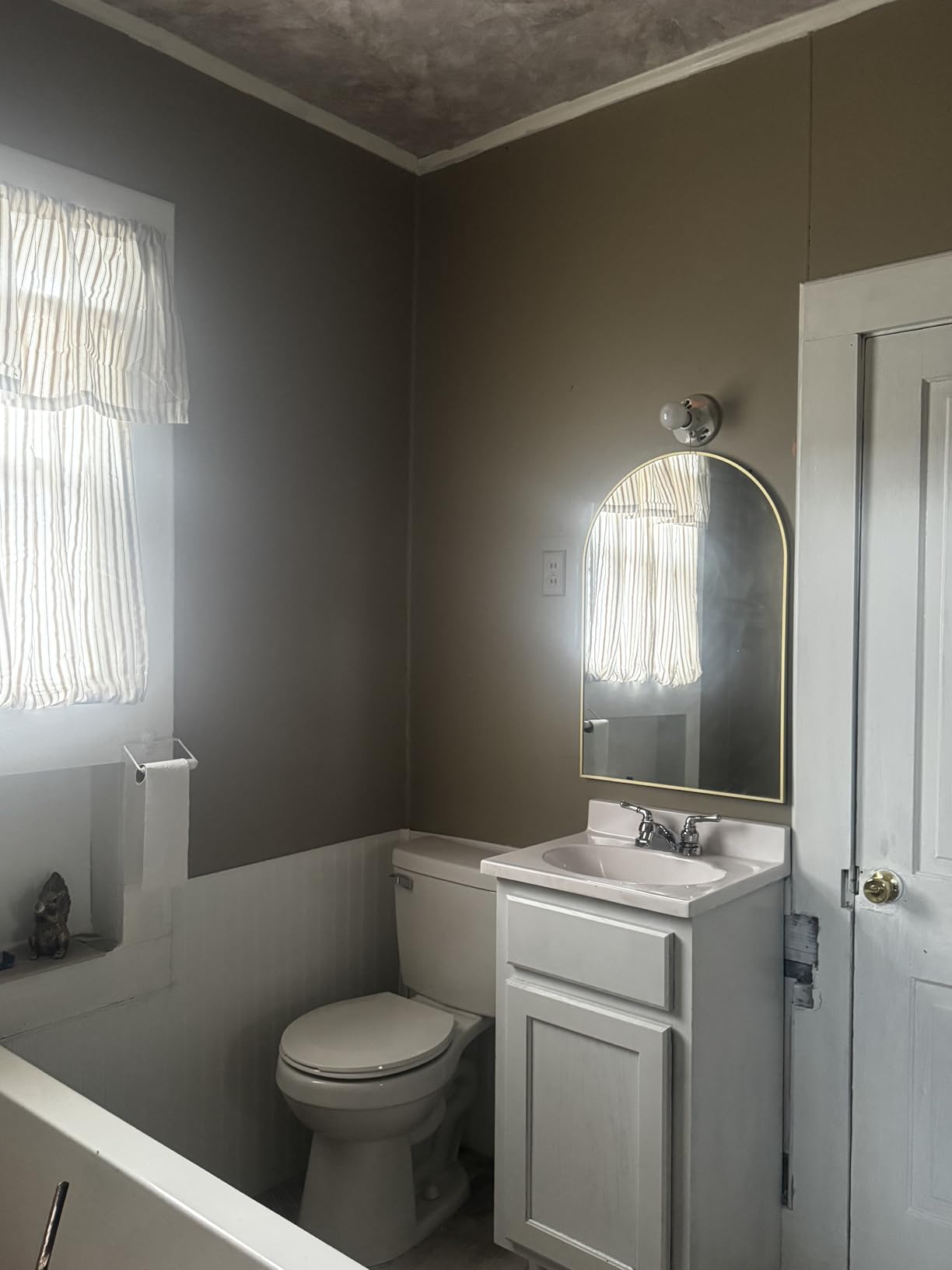 Metabo HPT 18V MultiVolt Compact Cordless Brad Nailer Kit, 18 Gauge Nailer with Power Tool 2.0Ah Lithium Ion Battery, Drives 5/8 Metabo HPT 18V MultiVolt Compact Cordless Brad Nailer Kit, 18 Gauge Nailer with Power Tool 2.0Ah Lithium Ion Battery, Drives 5/8