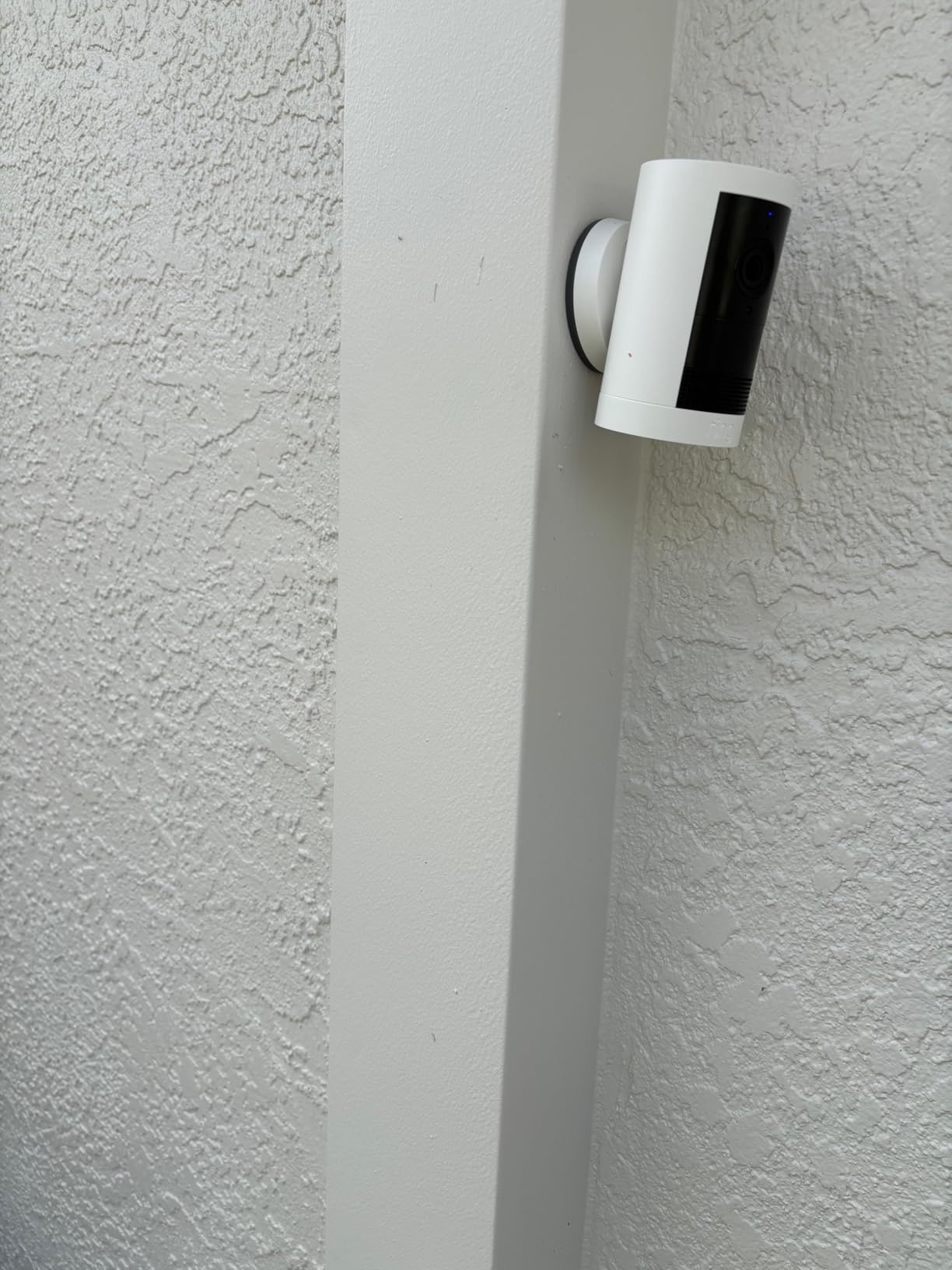 Ring Outdoor Cam Plus, Battery (newest model), Home or business security, Wide-Angle 2K Video with Ring Vision, Low-Light Sight for full-color night vision, Mount-Anywhere Versatility, White - Customer Photo 2