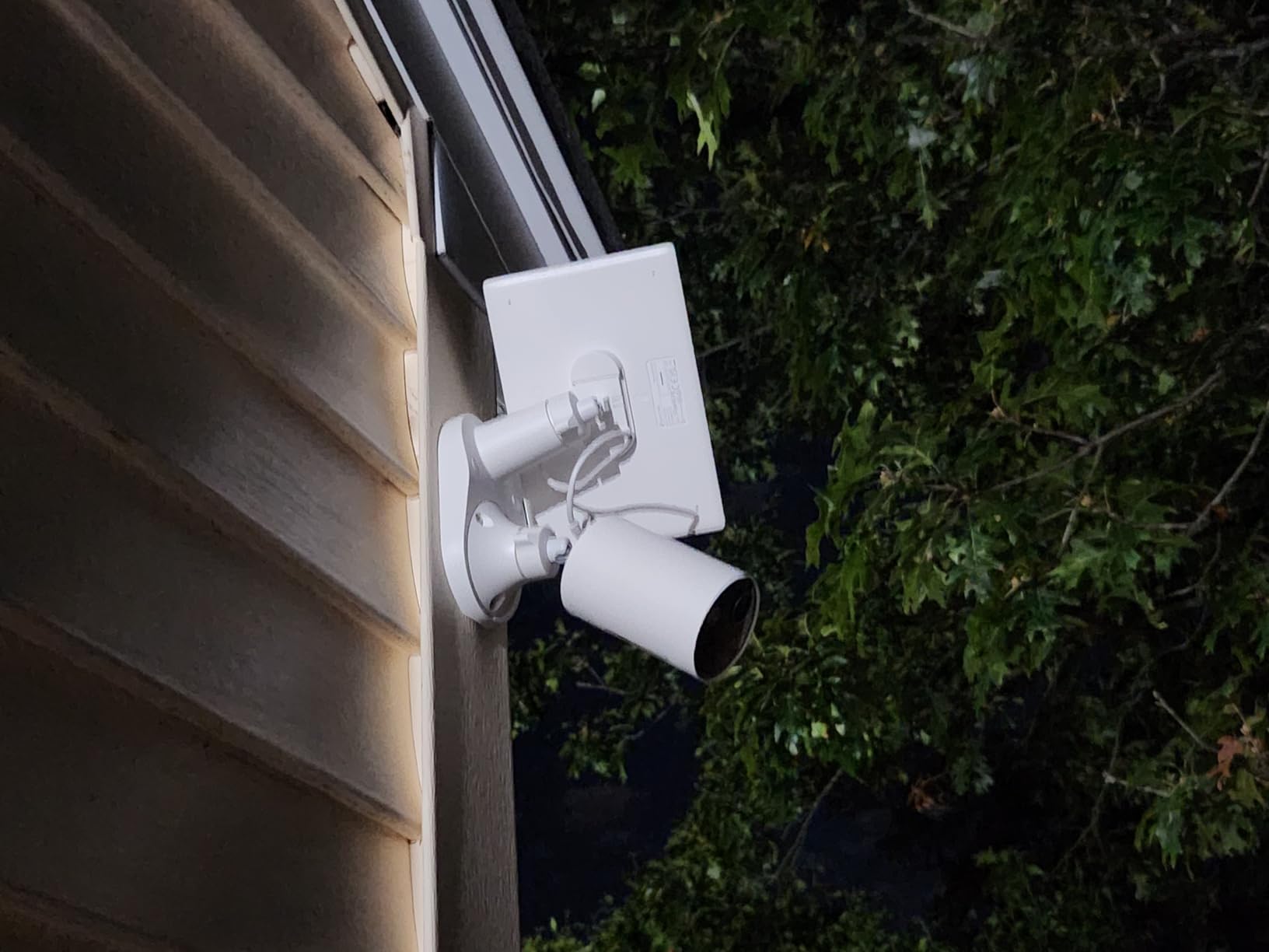 Tapo TP-Link Tapo SolarCam C402 Kit, Outdoor Battery Camera w/Solar Panel Base, Wireless, 1080P, Free Person Detection, SD/Cloud Storage, Color Night Vision, No Hub Needed, Works w/Alexa - Customer Photo 1