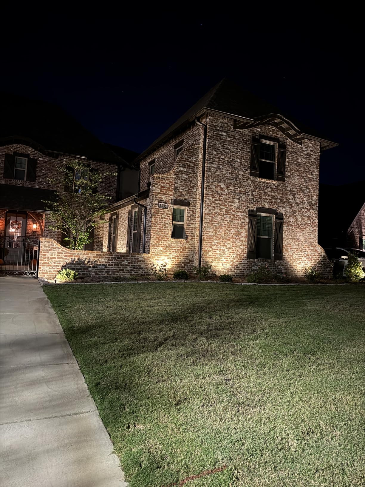 ZUCKEO All-in-One Landscape Lighting Kit, 5W LED Low Voltage Landscape Lights with Transformer and 80FT Wire, Waterproof Outdoor Spotlight with Connectors for Yard Garden House, 3000K 12-24V 8Pack - Customer Photo 1