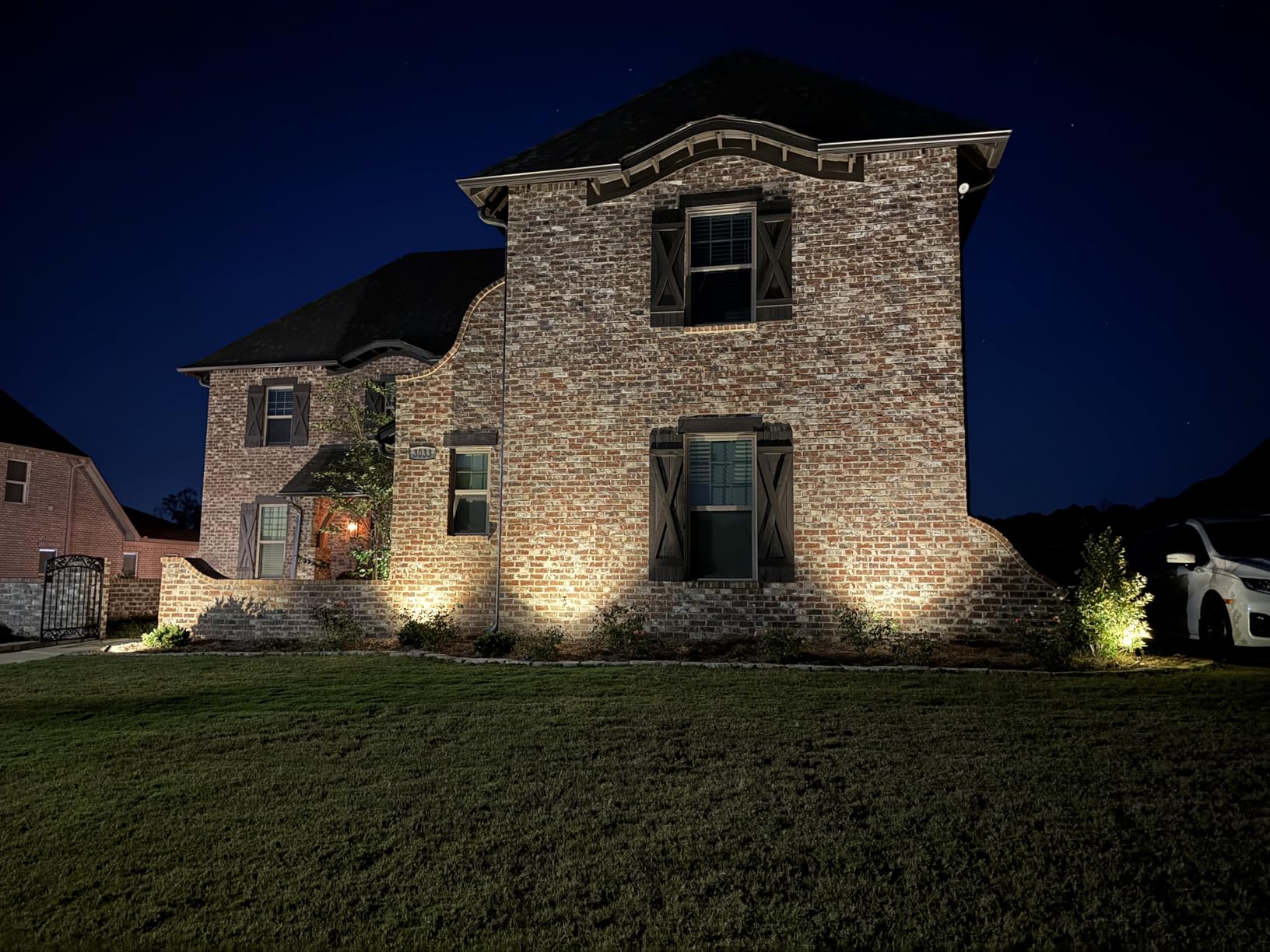 ZUCKEO All-in-One Landscape Lighting Kit, 5W LED Low Voltage Landscape Lights with Transformer and 80FT Wire, Waterproof Outdoor Spotlight with Connectors for Yard Garden House, 3000K 12-24V 8Pack - Customer Photo 2