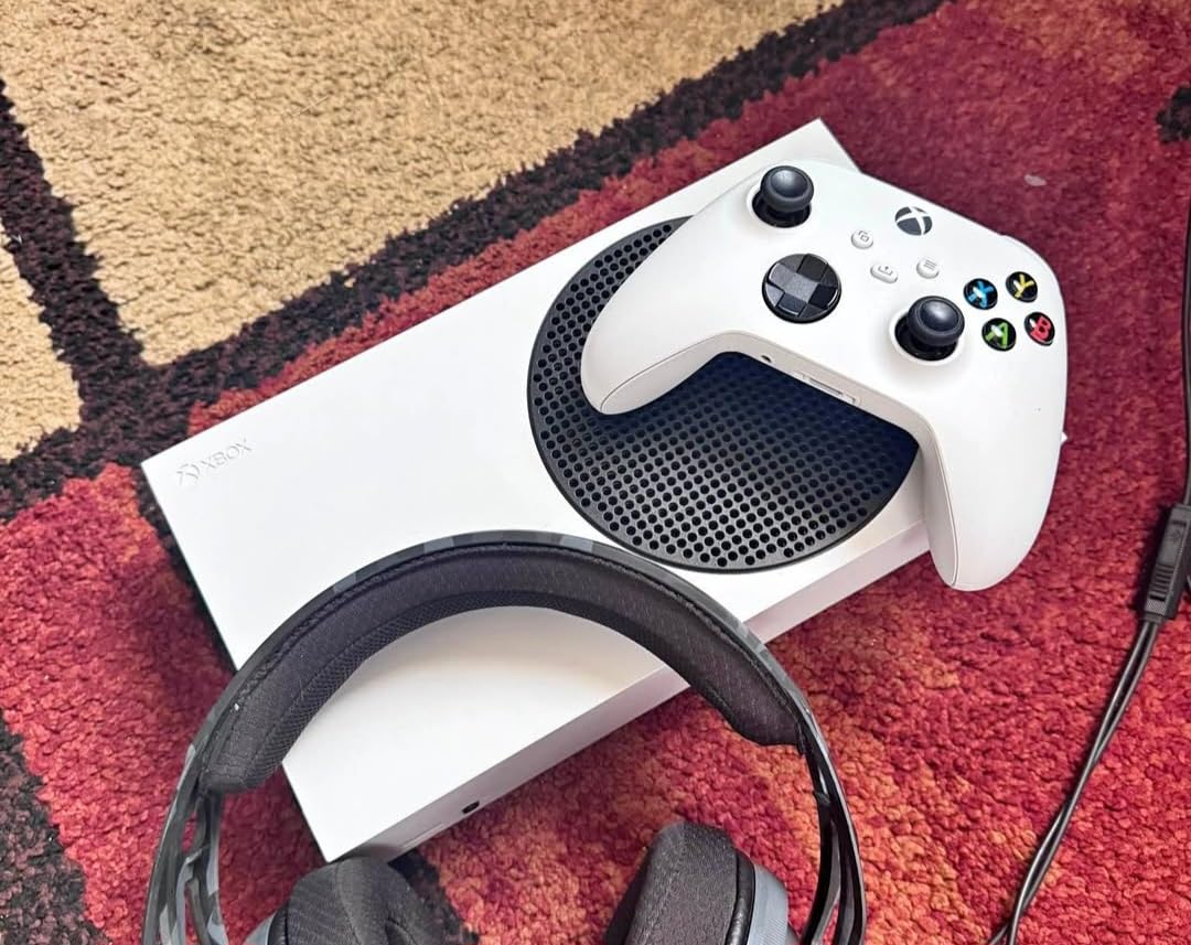 Xbox Series S - All Digital Gaming Console - 512GB SSD - Includes Xbox Wireless Controller - 120FPS - Robot White Customer Review Xbox Series S - All Digital Gaming Console - 512GB SSD - Includes Xbox Wireless Controller - 120FPS - Robot White - Customer Photo 1
