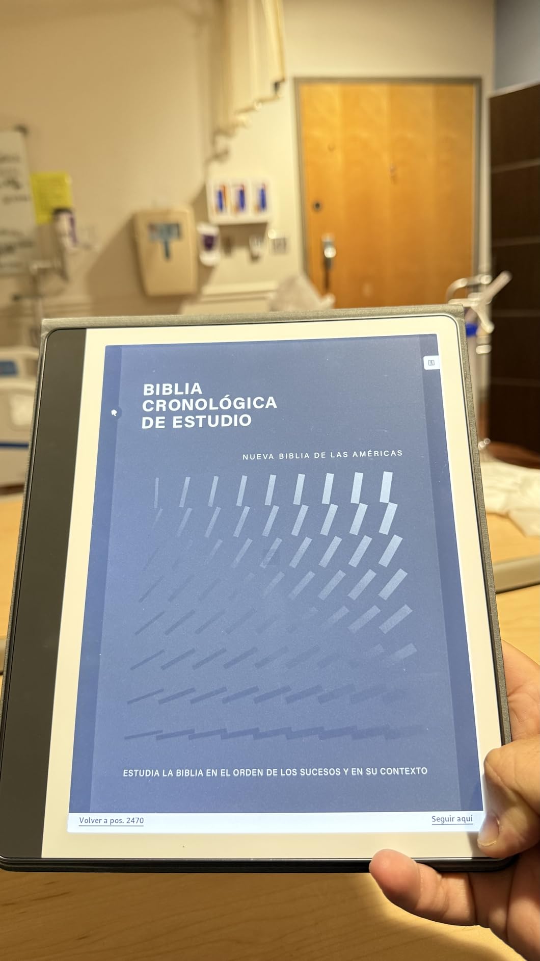 Amazon Kindle Scribe Essentials Bundle including Kindle Scribe (32GB) - Tungsten, Premium Pen, Plant-Based Leather Folio-Black, and Power Adapter - Customer Photo 1