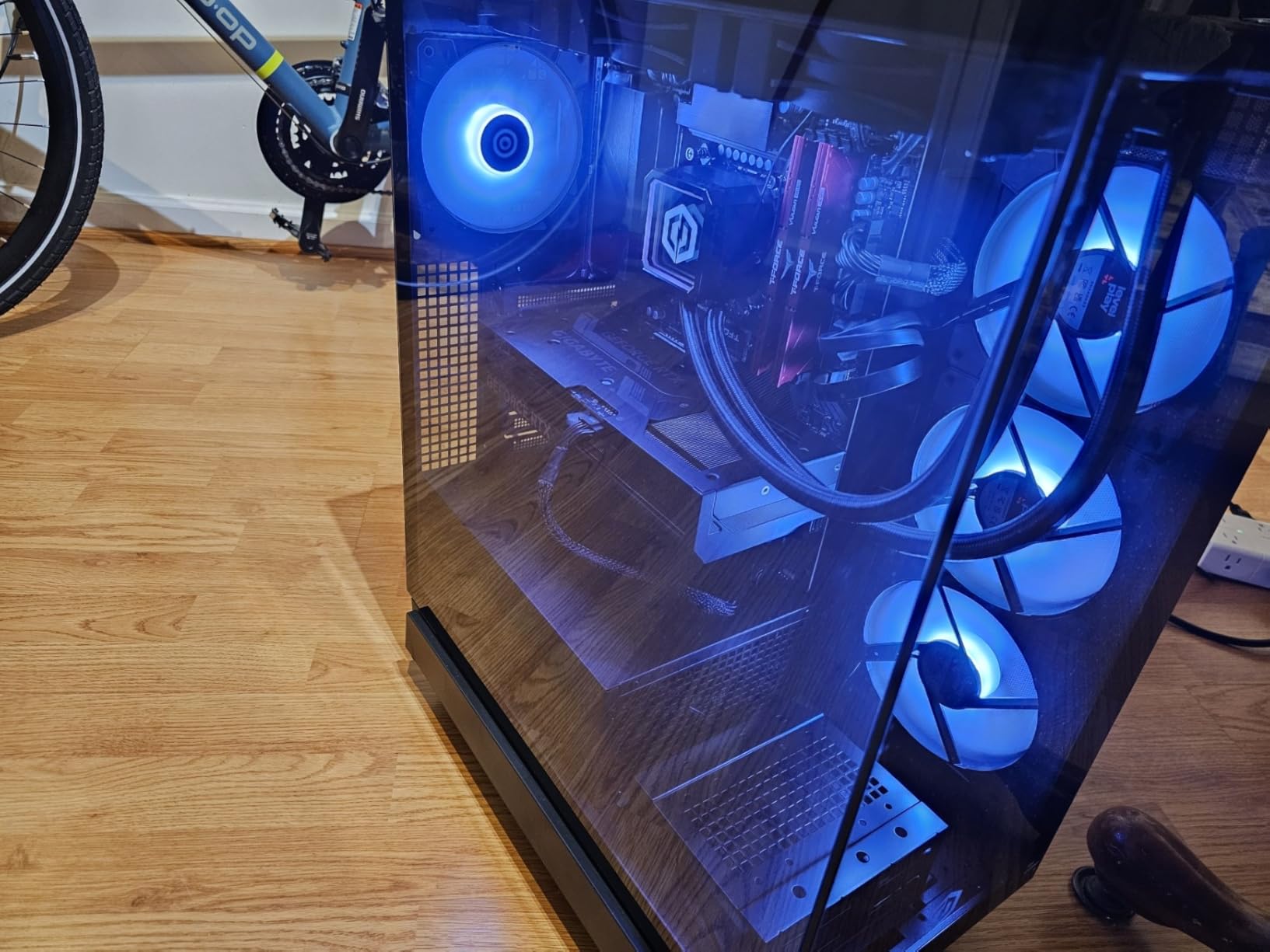 CYBERPOWERPC Gamer Xtreme VR Gaming PC, Intel Core i9-14900KF 3.2GHz, GeForce RTX 4070 Super 12GB, 32GB DDR5, 2TB PCIe Gen4 SSD, WiFi Ready & Windows 11 Home (GXiVR8080A38) - Customer Photo 2