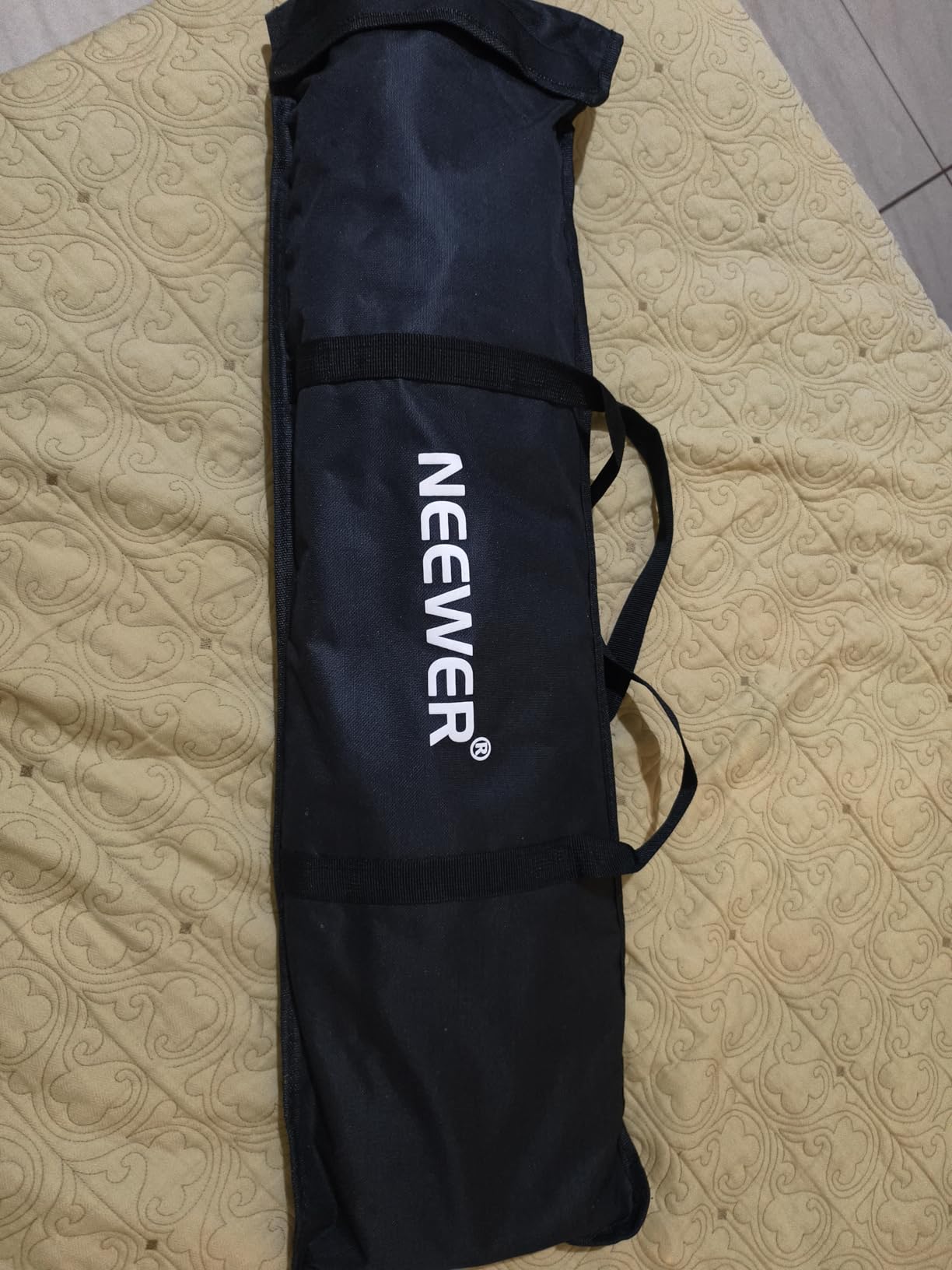 NEEWER 35.4'' Octagonal Softbox, Quick Release Parabolic Soft Box with Bowens Mount, Diffusers, Grid, Bag Compatible with Aputure 120d Compatible with Godox SL60w NEEWER Q4 AS600B CB300B Q300, NS92P - Customer Photo 1