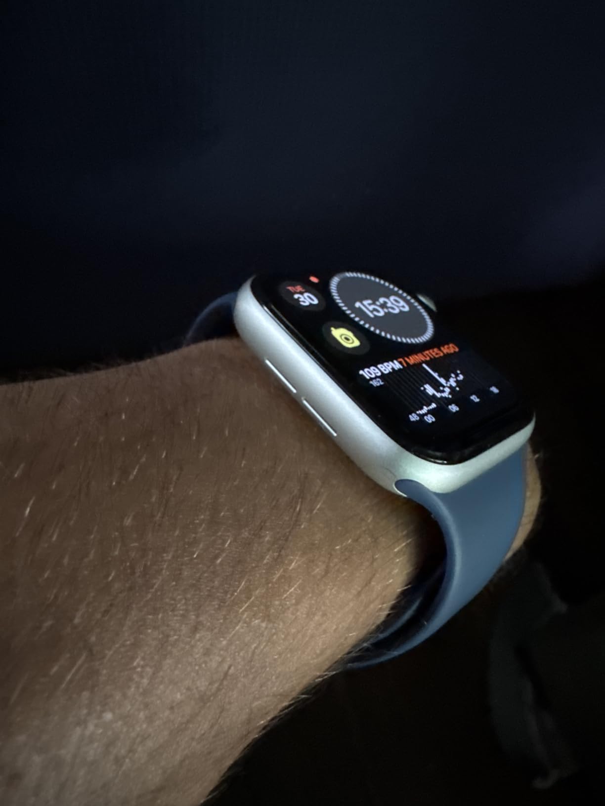 Apple Watch SE (2nd Gen) [GPS 44mm] Smartwatch with Midnight Aluminum Case with Midnight Sport Band M/L. Fitness and Sleep Trackers, Crash Detection, Heart Rate Monitor, Retina Display - Customer Photo 2