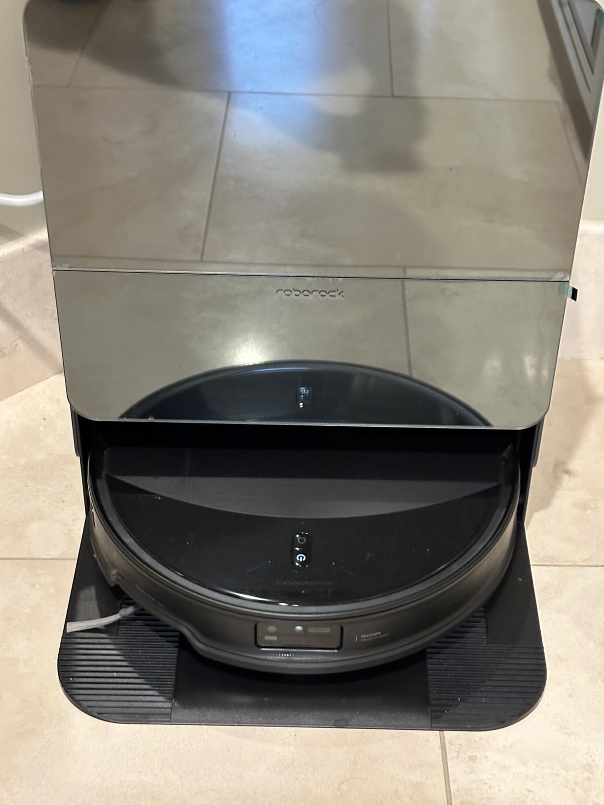 roborock Saros 10R Robot Vacuum and Mop, 22,000 Pa Suction, Zero-Tangling, 3.14'' Ultra Slim, FlexiArm Riser Technology for Carpet & Floor, Corner & Edge Cleaning, Self-Emptying, Hot Air Drying, Black - Customer Photo 3