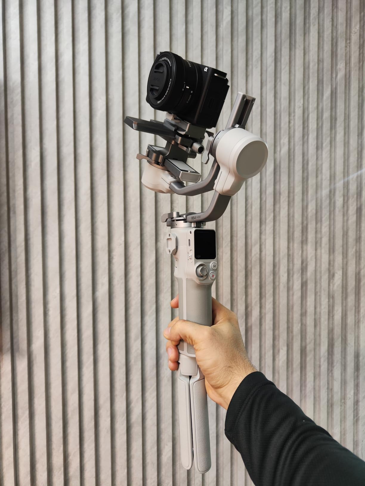 DJI RS 4 Mini Combo, Gimbal Stabilizer for Cameras Canon/Sony/Panasonic/Nikon/Fujifilm, Auto Axis Locks, Intelligent Tracking, 2kg/4.4lbs Payload, Camera Gimbal, Camera Stabilizer, Briefcase Handle - Customer Photo 1