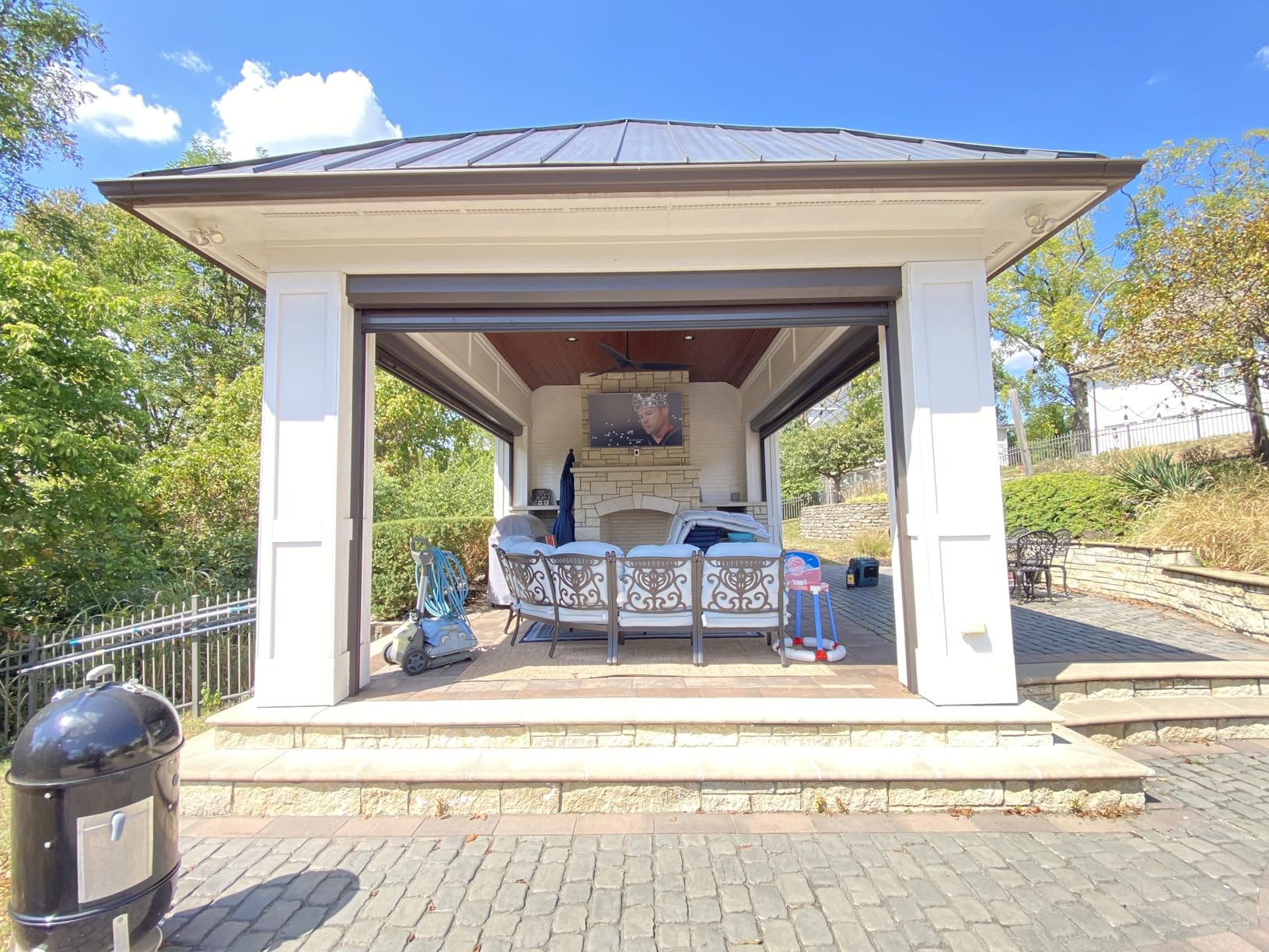 SYLVOX 50 Inch Outdoor Smart Television Weatherproof Google TV, 4K 700NIT High Brightness Temperature Resistant IP55 Waterproof TVs, Anti-Scratch, Suitable for Partial Sun (Patio Series) - Customer Photo 1