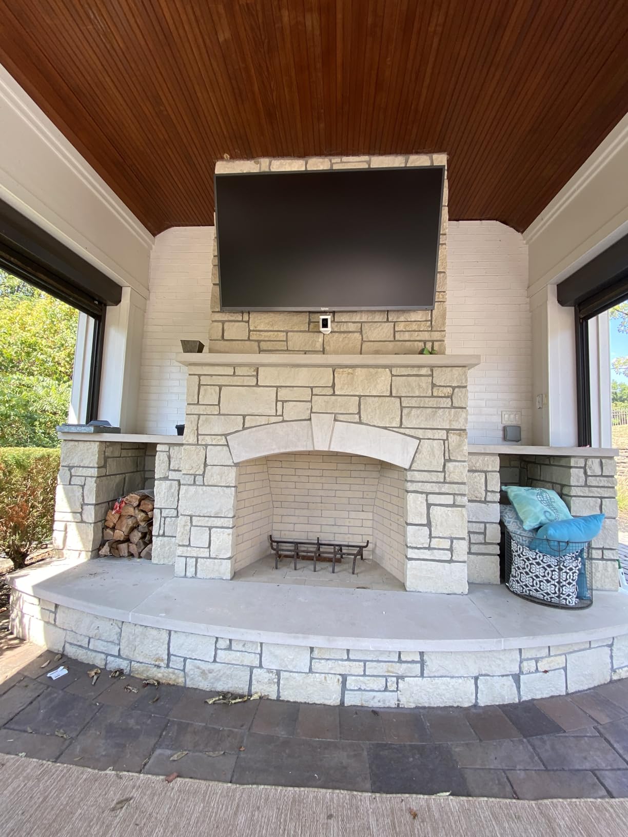 SYLVOX 50 Inch Outdoor Smart Television Weatherproof Google TV, 4K 700NIT High Brightness Temperature Resistant IP55 Waterproof TVs, Anti-Scratch, Suitable for Partial Sun (Patio Series) - Customer Photo 2