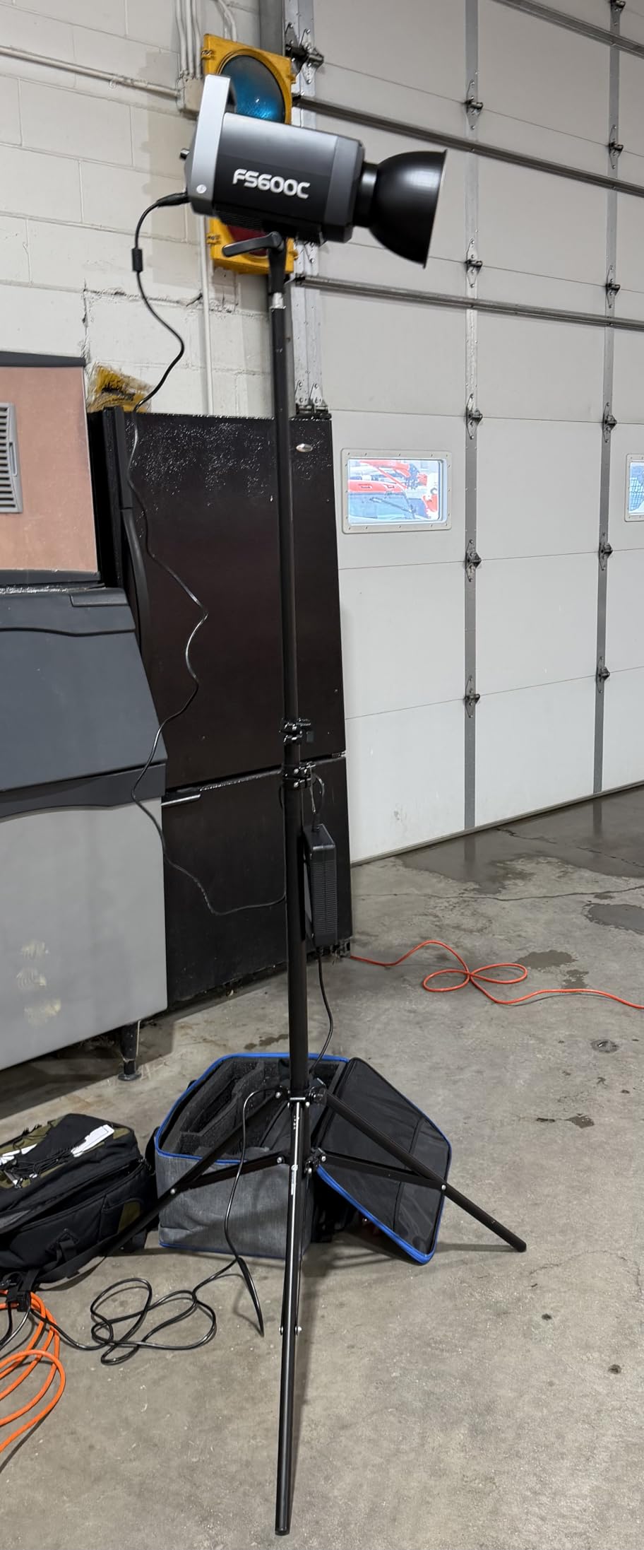 NEEWER 300W RGB LED Video Light APP/2.4G Control 17 Effects, 2500-7500K 29000lux/1m COB Continuous Output Lighting, CRI95+/TLCI97+ 4 Dimming Curves Bowens Mount Spotlight for Studio Shoots, FS300C Customer Review NEEWER 300W RGB LED Video Light APP/2.4G Control 17 Effects, 2500-7500K 29000lux/1m COB Continuous Output Lighting, CRI95+/TLCI97+ 4 Dimming Curves Bowens Mount Spotlight for Studio Shoots, FS300C - Customer Photo 1