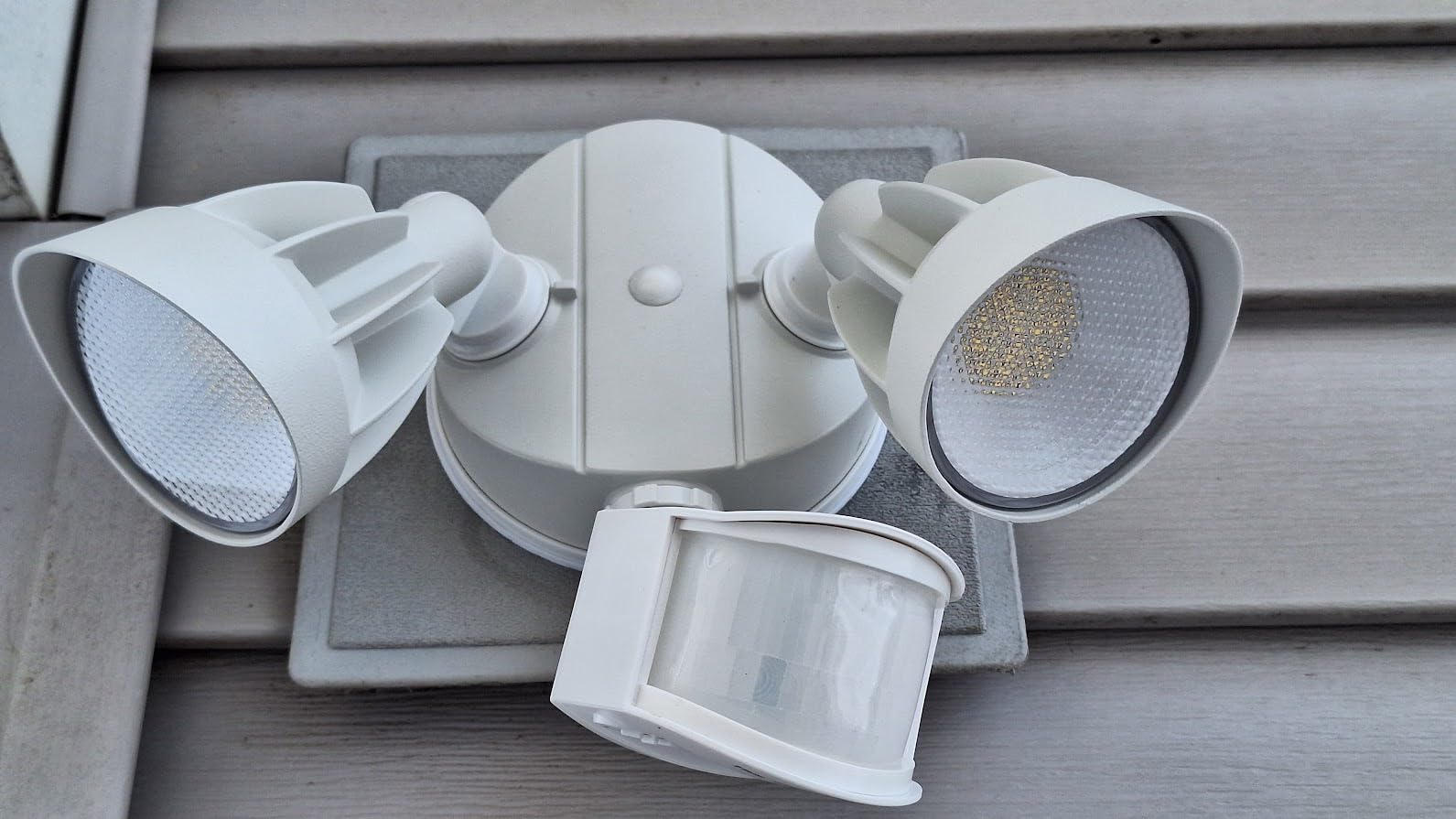 Philips 44W 4200 lm LED Security Light Outdoor w/PIR Motion Sensor, 5000K Daylight Flood Light, Waterproof, Dusk to Dawn, 2 Heads, 4 Modes - Customer Photo 2