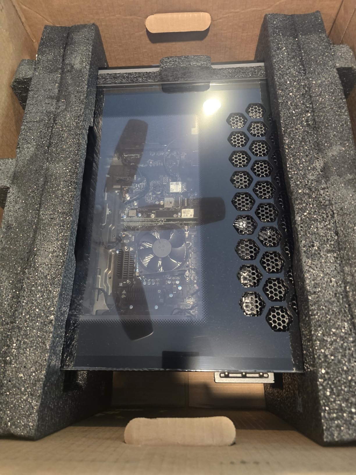 Alienware Aurora Gaming Desktop ACT1250 - Intel Core Ultra 7 265F, 32GB DDR5 RAM, 1TB SSD, NVIDIA GeForce RTX 5070, 1000W Platinum Rated PSU, Windows 11 Home, Clear Panel - Black - Customer Photo 2