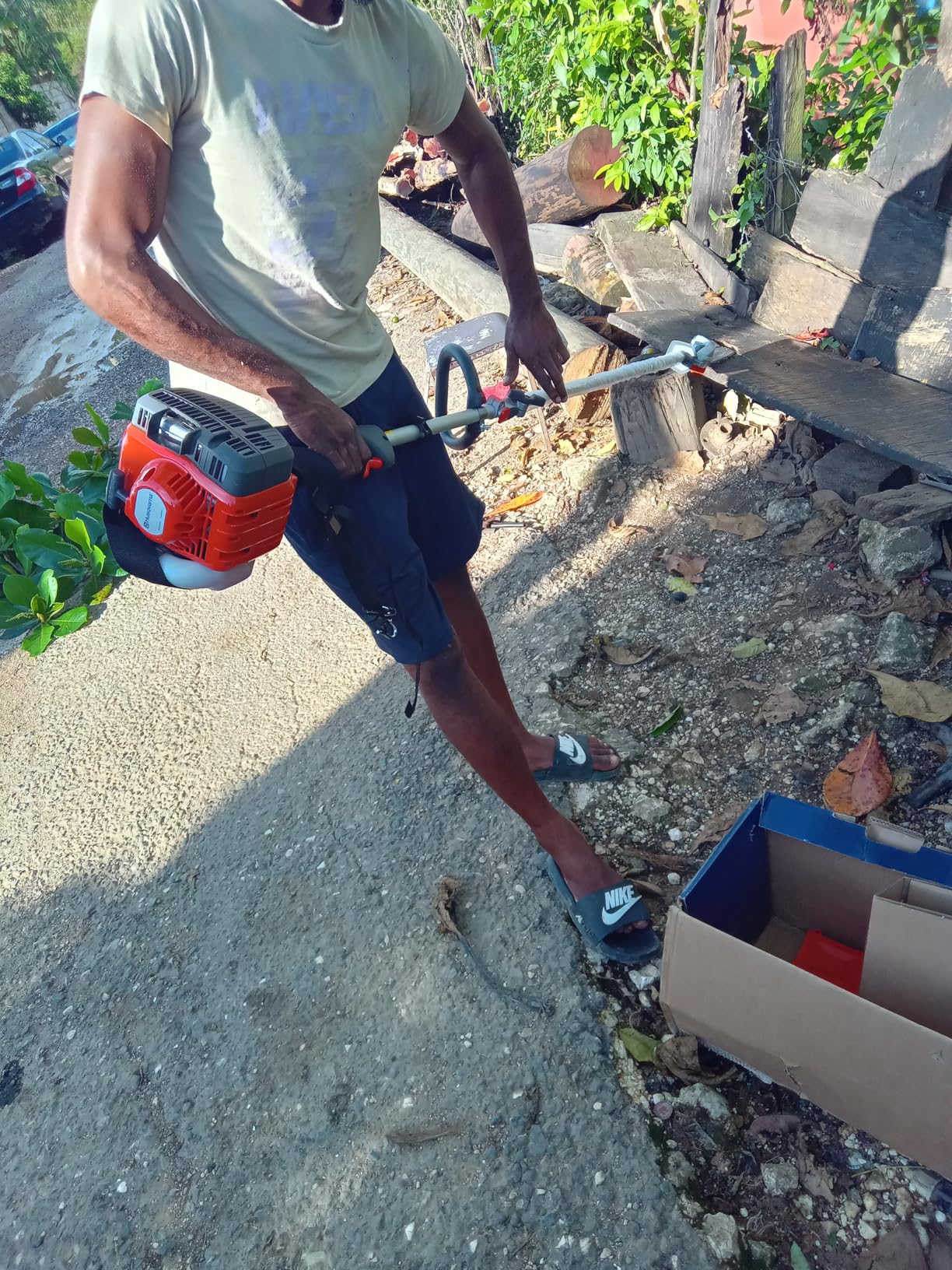 Husqvarna 122LKP Gas Pole Saw, Multi-Purpose Tool with Pole Saw Attachment, Equipped with X-CUT Chain, 12-foot Reach Cuts Limbs up to 8 Inches Thick, 21.7CC - Customer Photo 1