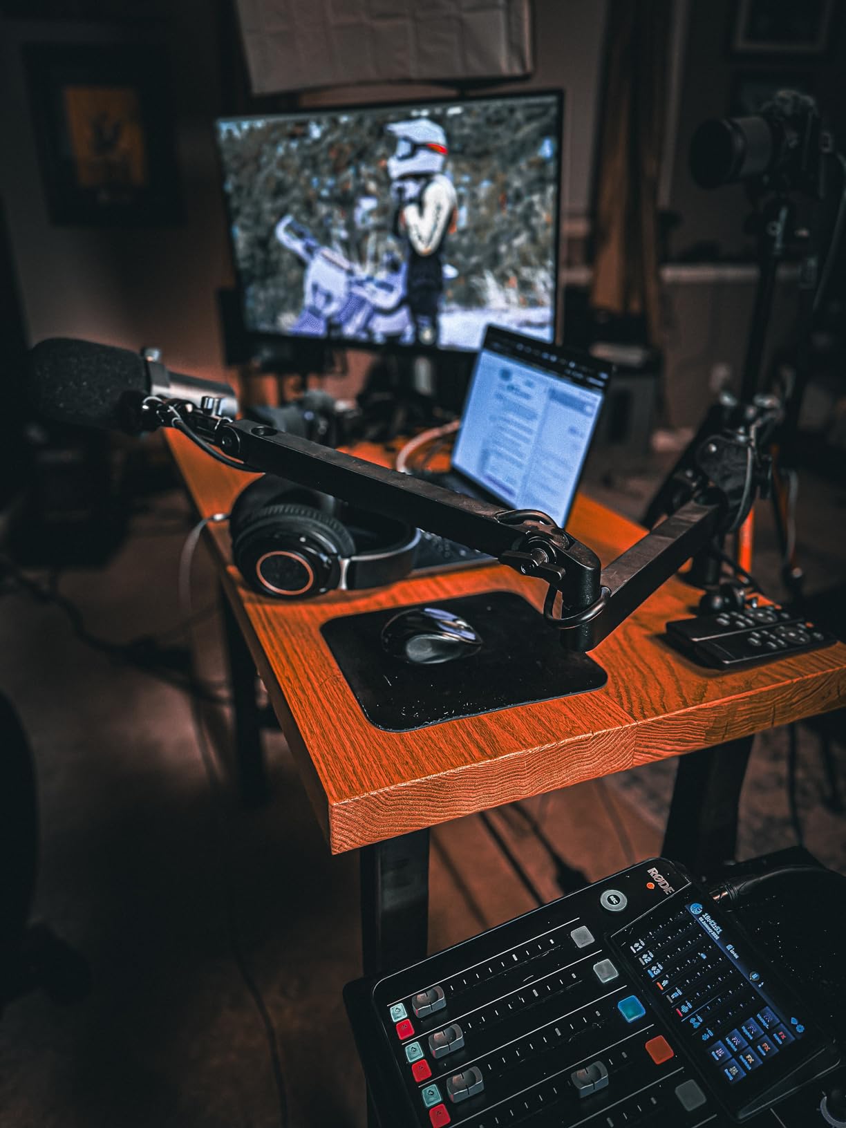 LG 27UP850K-W 27-inch Ultrafine 4K UHD IPS Computer Monitor, 60Hz, 5ms, DisplayHDR 400, Built-in Speaker, HDMI, DisplayPort, USB Type-C 90W PD, Tilt/Height/Pivot Adjustable Stand, White - Customer Photo 2