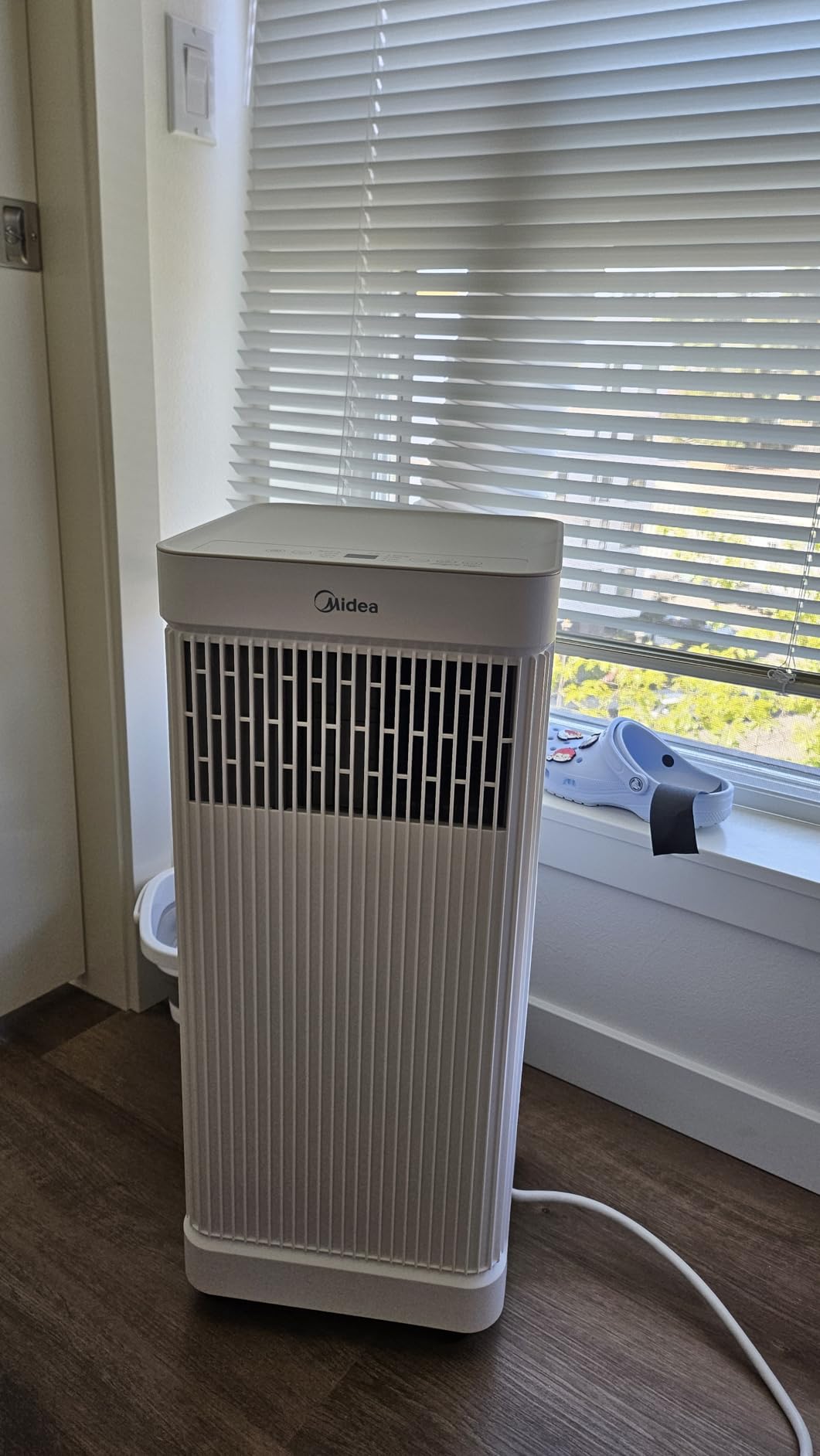 Midea 10,000 BTU ASHRAE (7,100 BTU SACC) Portable Air Conditioner, Smart Control, Cools up to 300 Sq. Ft., with Dehumidifier & Fan mode, Easy- to-use Remote Control & Window Installation Kit Included - Customer Photo 2