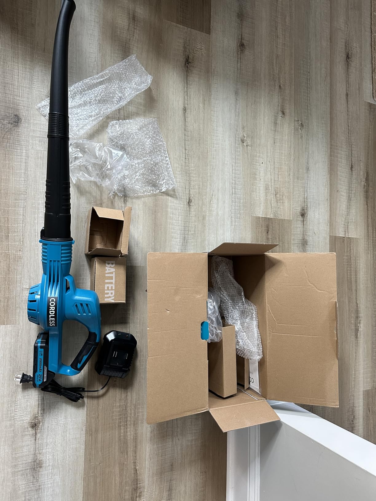 Leaf Blower Cordless - 21V Powerful Electric Leaf Blower with 2 Batteries and Charger, 2 Speed Modes, 2.0Ah Lightweight Battery Powered Leaf Blowers for Lawn Care, Patio, Dust, Blowing Leaves - Customer Photo 1