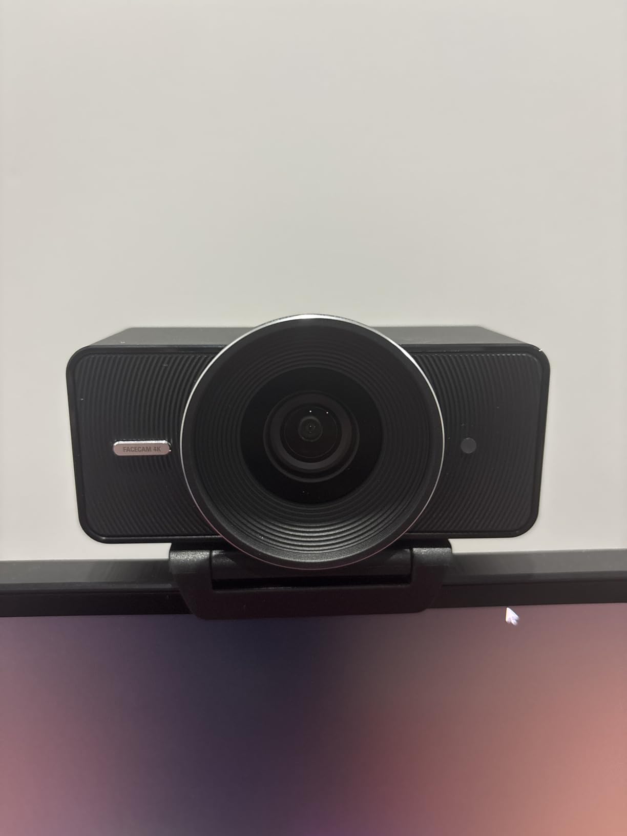 Elgato Facecam 4K - 4K60 Studio Webcam, DSLR-Like Control, Cinematic Effects, 49mm Lens Filters, HDR, Uncompressed Video, Optimized Focus Area | USB-C for PC & Mac - Customer Photo 1