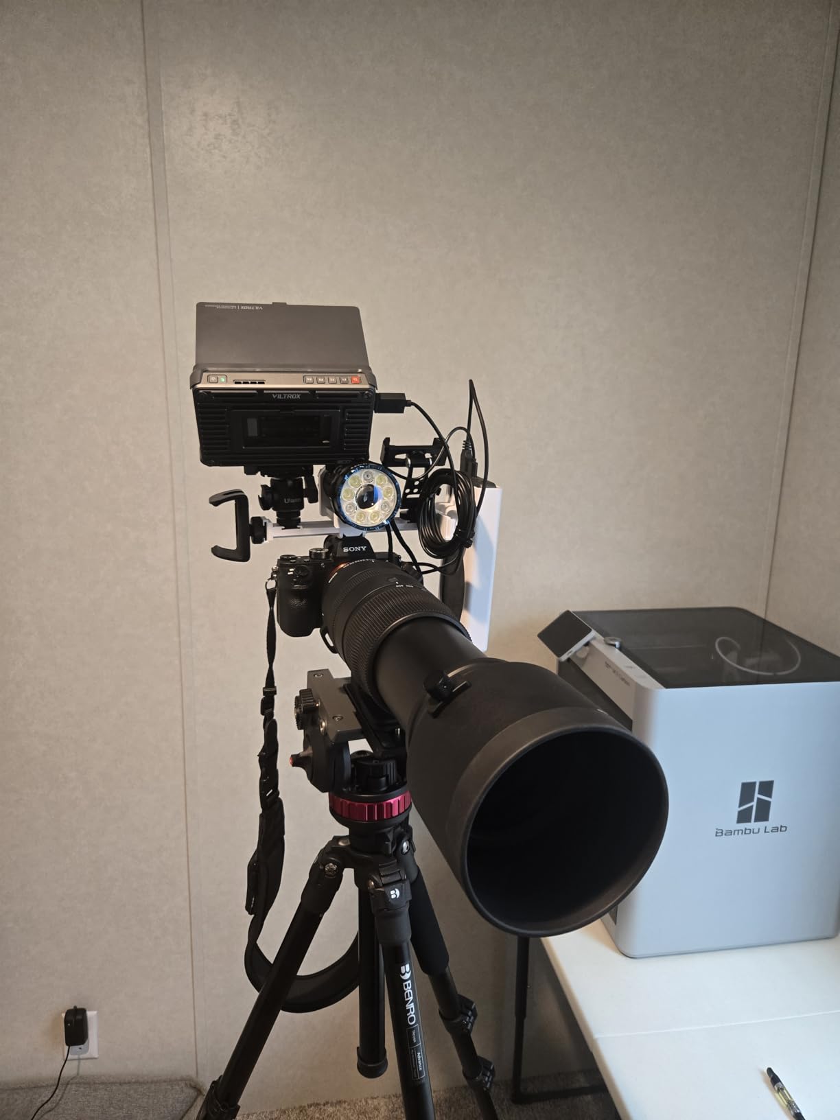 Manfrotto 055 Video Tripod w/502 Video Fluid Head, Aluminium, Professional Heavy Duty System, with Levelling Column, Lever Lock, Camera Tripod Stand, for DSLR/Mirrorless Cameras, Camcorders - Customer Photo 2