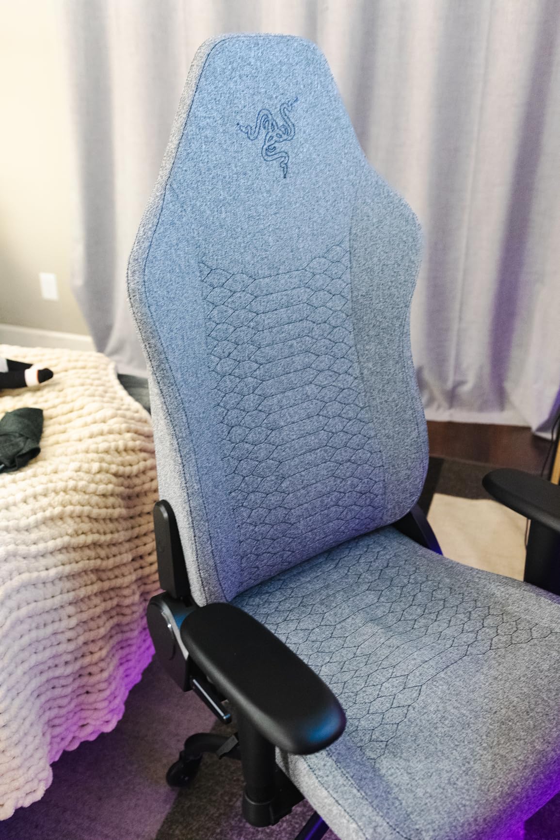 Razer Iskur V2 X Ergonomic Gaming Chair: Built-in Lumbar Support - Widened Seat - High Density Foam Cushions - Adjustable 152 Degree Recline - 2D Armrests - Plush Fabric Finish - Light Gray Edition - Customer Photo 1