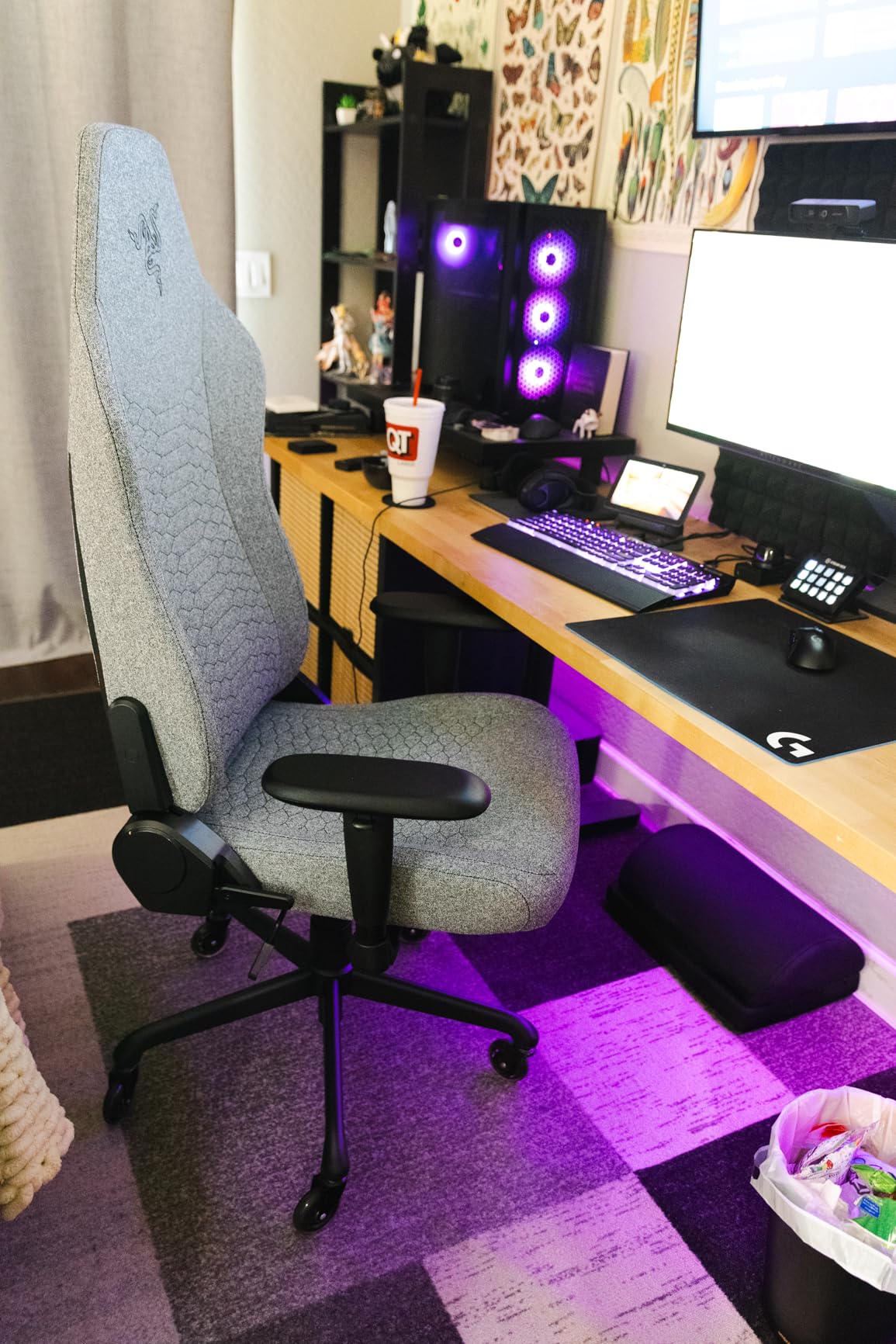 Razer Iskur V2 X Ergonomic Gaming Chair: Built-in Lumbar Support - Widened Seat - High Density Foam Cushions - Adjustable 152 Degree Recline - 2D Armrests - Plush Fabric Finish - Light Gray Edition - Customer Photo 2