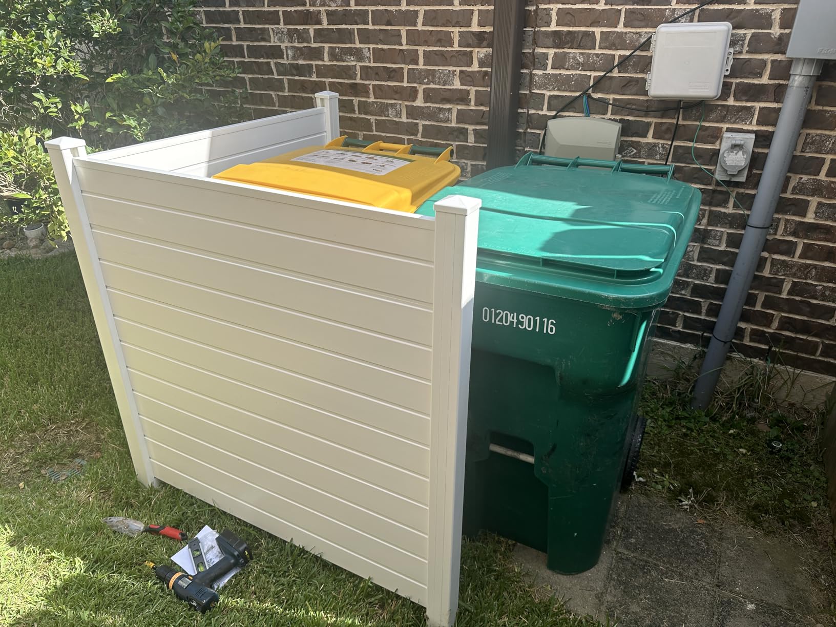 VEVOR Outdoor Privacy Screen, 50in H x 50in W Air Conditioner Fence, 3-Panel Pool Equipment Enclosure, Horizontal PVC Privacy Fence with 27.5 in Ground Stakes, No Dig Trash Can Fence for A/C Units - Customer Photo 2