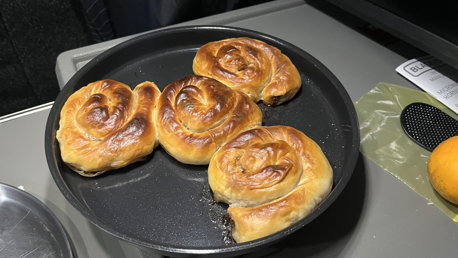 BLACK+DECKER 5-in-1 Microwave Oven with Air Fry, Combi, Bake, Roast, and Convection Cooking, 0.9 cu. ft. Countertop Microwave, Stainless Steel, 900 Watts, Child-Lock, ES9P032NA - Customer Photo 2