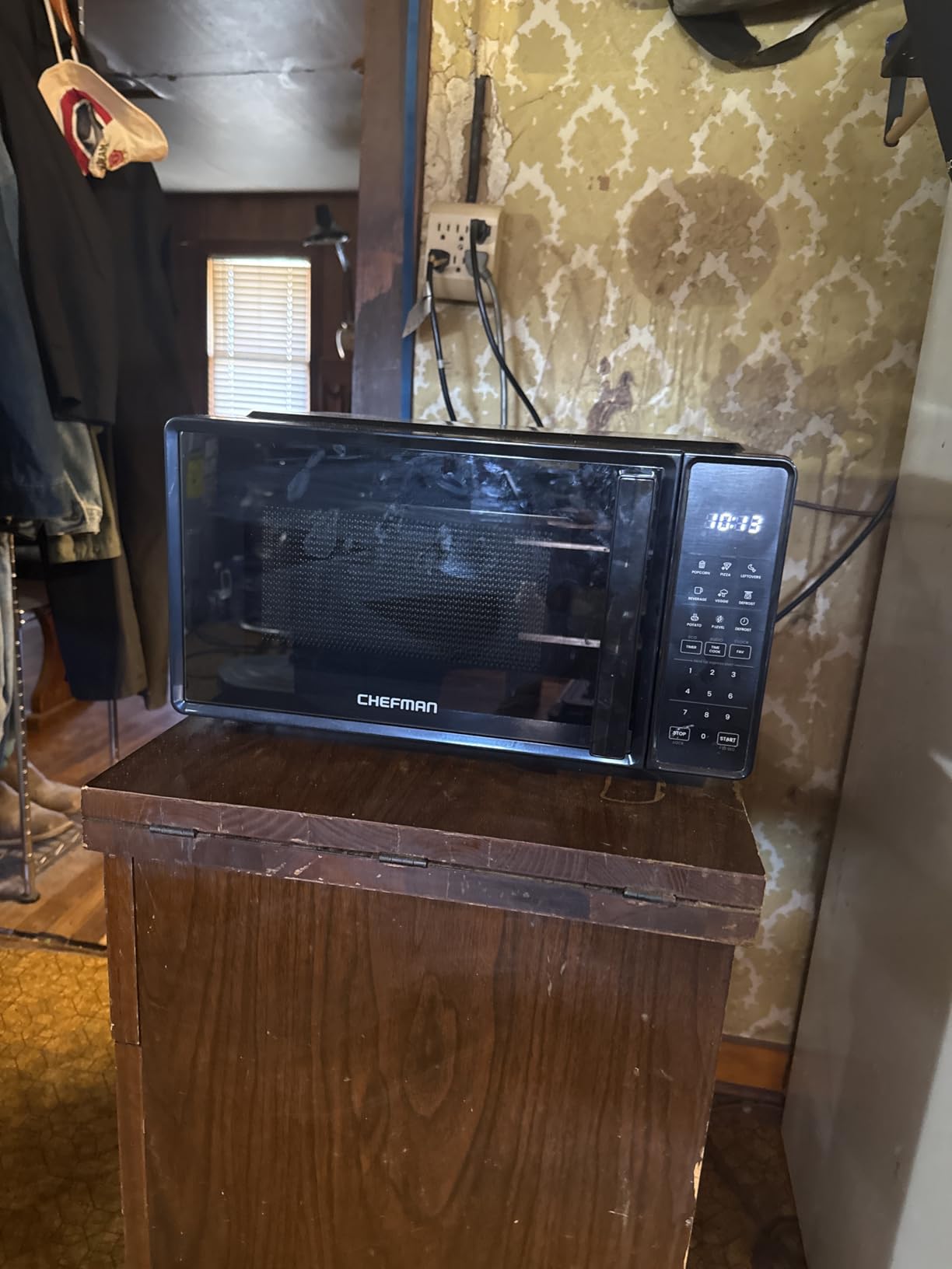 Chefman Countertop Microwave Oven 0.7 Cu. Ft., 700 Watts with 10 Power Levels, 6 Cooking Presets with One-Touch Express Cook, Eco Mode, Child Safety Lock, & Mute Button - Black - Customer Photo 1