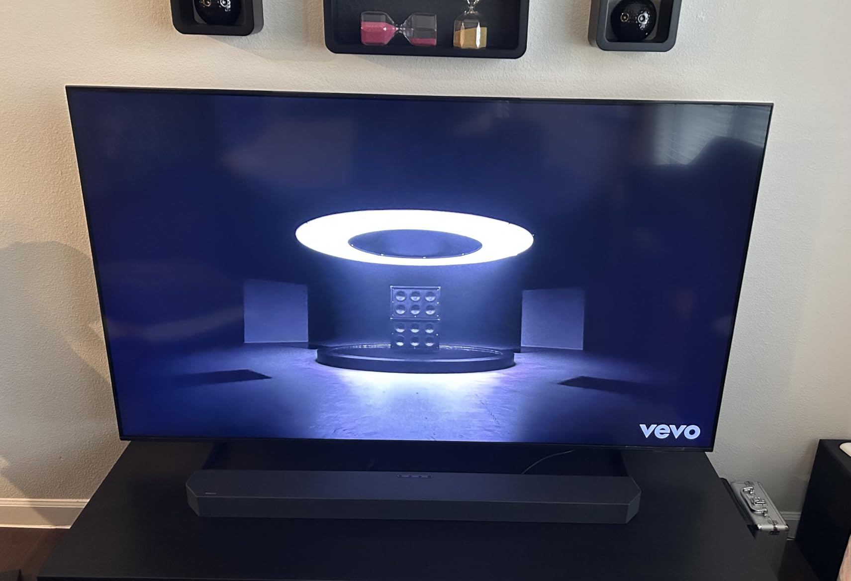 Samsung 65-Inch Class QLED Q8F 4K UHD Smart TV (2025 Model) Q4 AI Processor, 100% Color Volume with Quantum Dot, AirSlim Design - Customer Photo 2