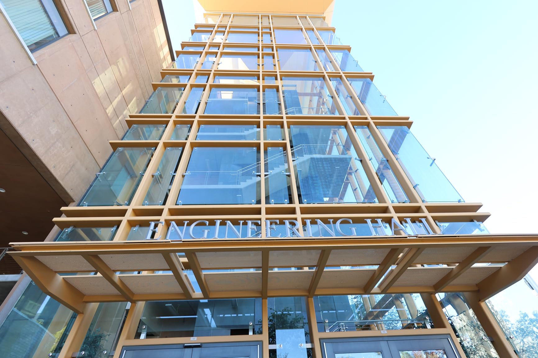 Canon PowerShot V1, Hybrid Camera, Built-in Ultra-Wide-Angle Zoom Lens, 4K Video, Vlogging, Live Streaming, Content Creation, Compact Design - Customer Photo 1