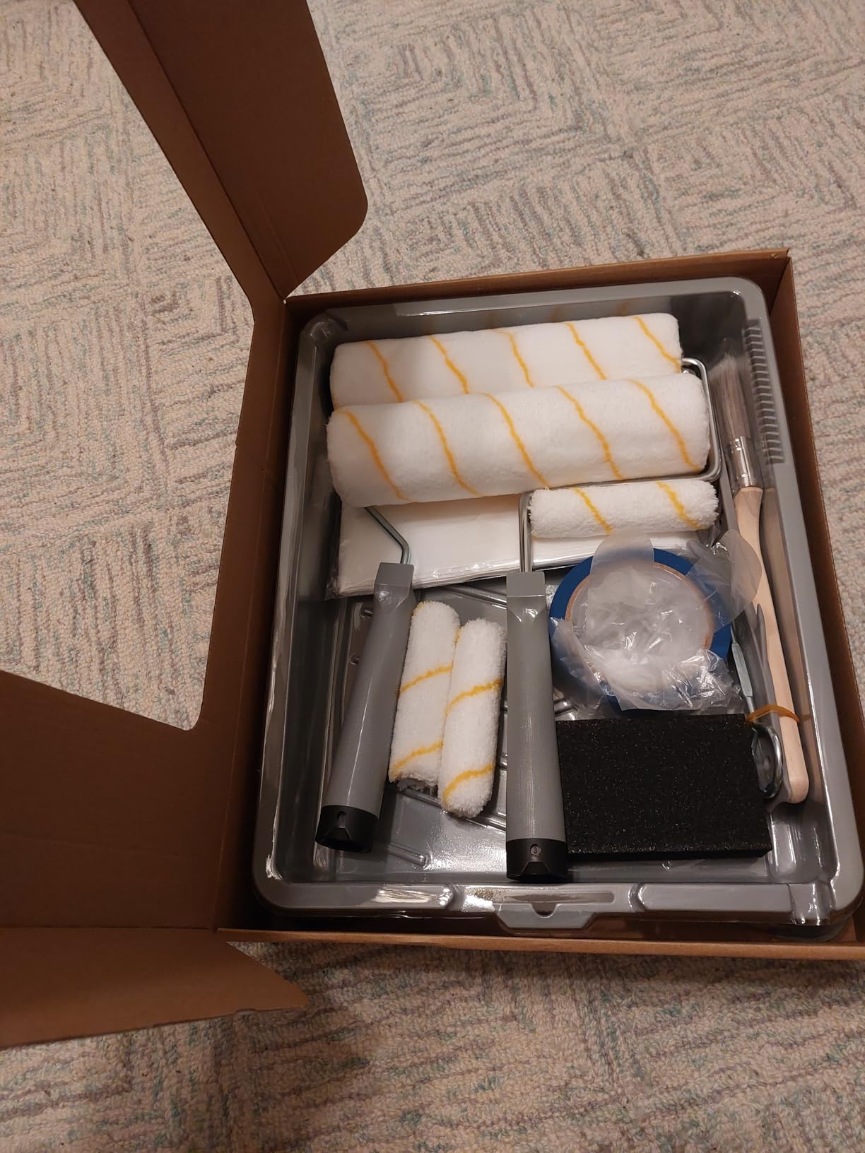 VOOMEY Paint Roller Kit with Extension Pole - 9 Inch Paint Roller with Tray, Mini Paint Roller 4 inch, Small Paint Brush, 16 Piece Complete Painting Tool Set Suitable for House & Wall Painting - Customer Photo 1