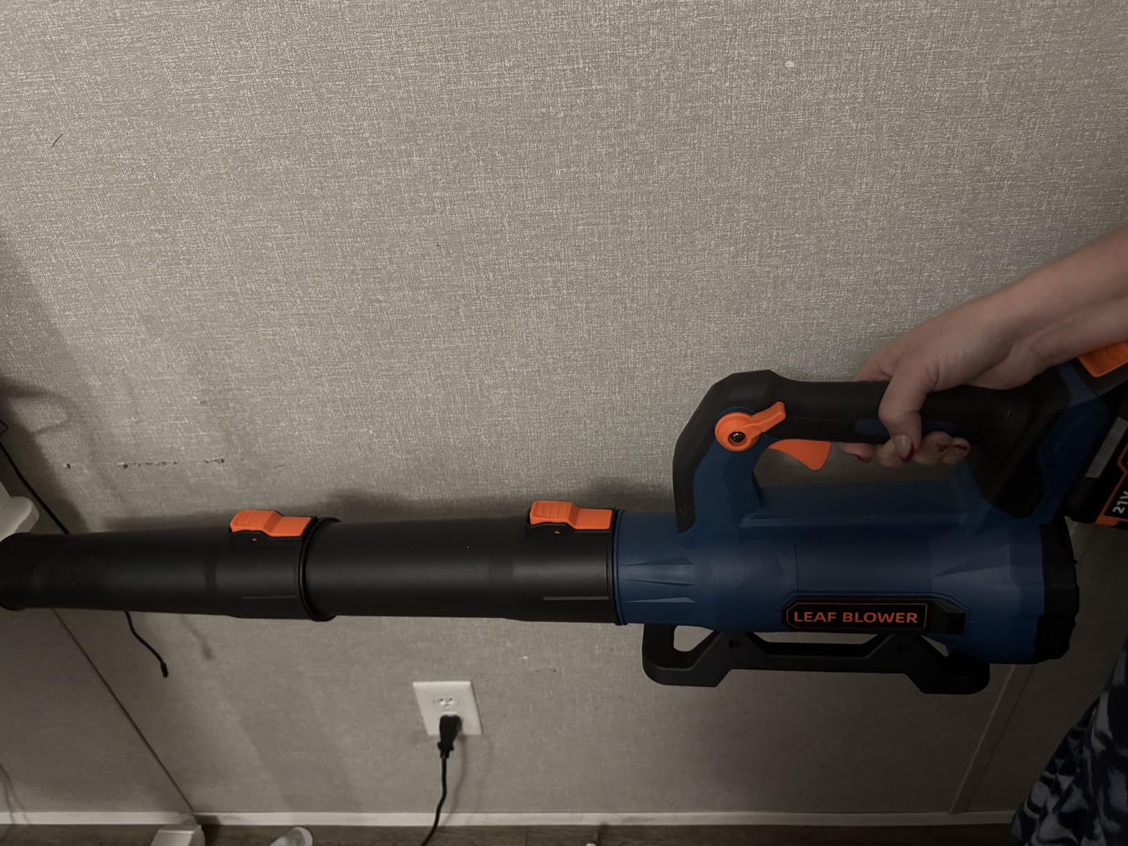 Leaf Blower Cordless with 2× 5.0Ah Batteries and Charger, 21V Electric, Lightweight Battery Powered Blowers for Lawn Care, Yard, Patio Cleaning, Blowing Leaves & Dust - Customer Photo 1