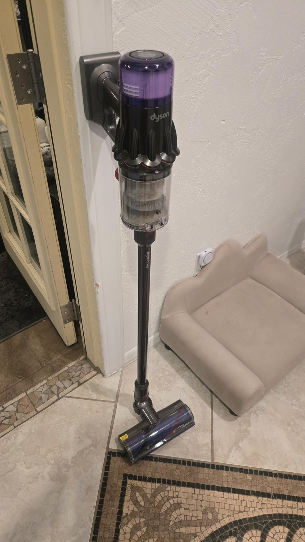 Dyson V9 Motorbar Cordless Vacuum, Cleans Hard Floors and Carpets, Detangles, Converts to Handheld, 100AW, 3 Power Modes, Up to 40 Minutes - Customer Photo 1