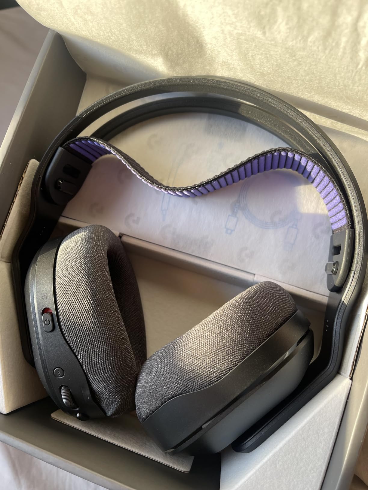 Logitech G522 Lightspeed Wireless Gaming Headset, LIGHTSYNC RGB, Full Bandwidth Mic & Advanced Synchronized Audio, Tri-Connectivity with Lightspeed, Bluetooth, USB-A to USB-C for PC - Black Customer Review Logitech G522 Lightspeed Wireless Gaming Headset, LIGHTSYNC RGB, Full Bandwidth Mic & Advanced Synchronized Audio, Tri-Connectivity with Lightspeed, Bluetooth, USB-A to USB-C for PC - Black - Customer Photo 1