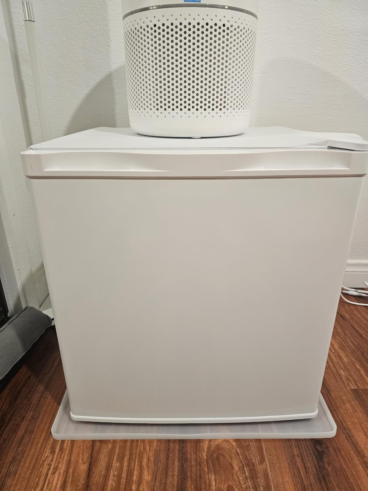 1.6 Cu.ft Mini Fridge with Freezer, Compact Refrigerator, Single Reversible Door, Ultra Quiet, Energy Efficient for Office, Dorm, Bedroom, Apartment, Silver - Customer Photo 1