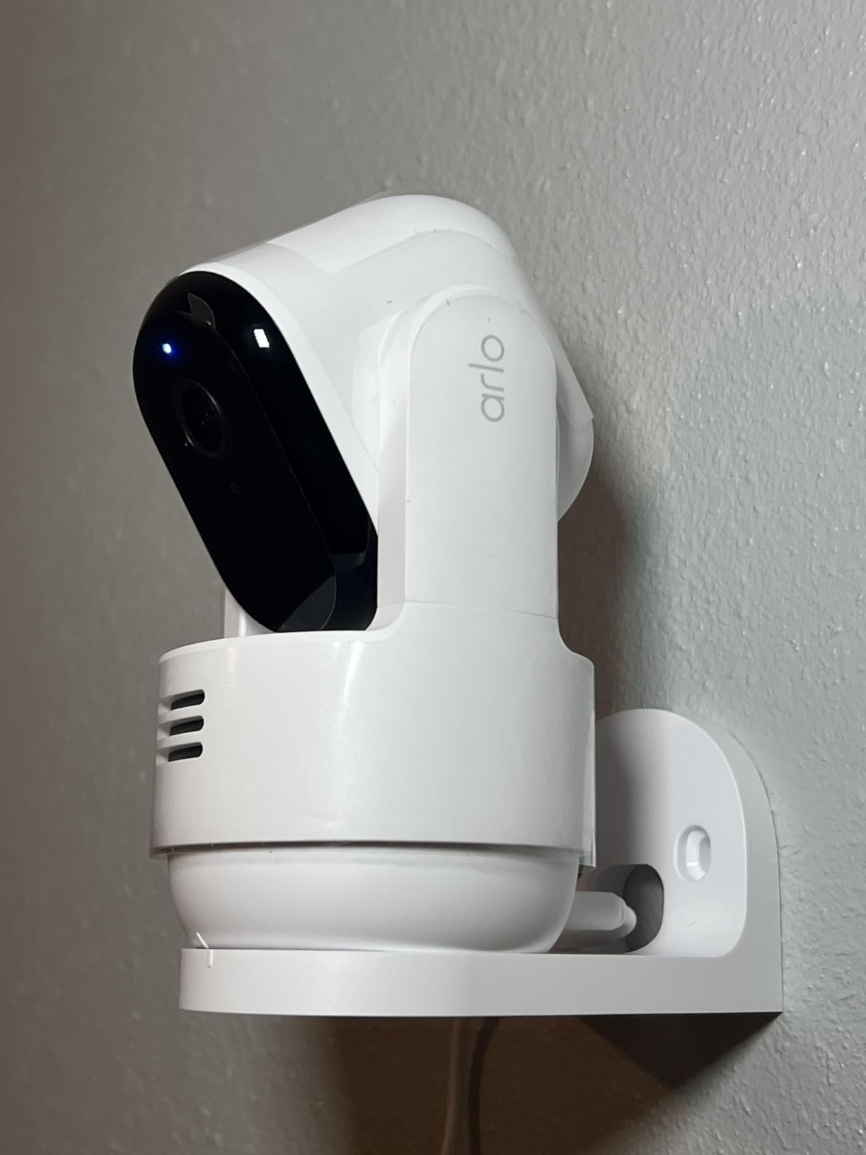 Arlo Essential Indoor Pan Tilt Security Camera 2K (2025 Release) - Wired Plug-in Power, Person Recognition, Animal Detection, Animated Preview, 1-Month Secure Plan, Auto Motion Tracking, 1 Cam, White Customer Review Arlo Essential Indoor Pan Tilt Security Camera 2K (2025 Release) - Wired Plug-in Power, Person Recognition, Animal Detection, Animated Preview, 1-Month Secure Plan, Auto Motion Tracking, 1 Cam, White - Customer Photo 1
