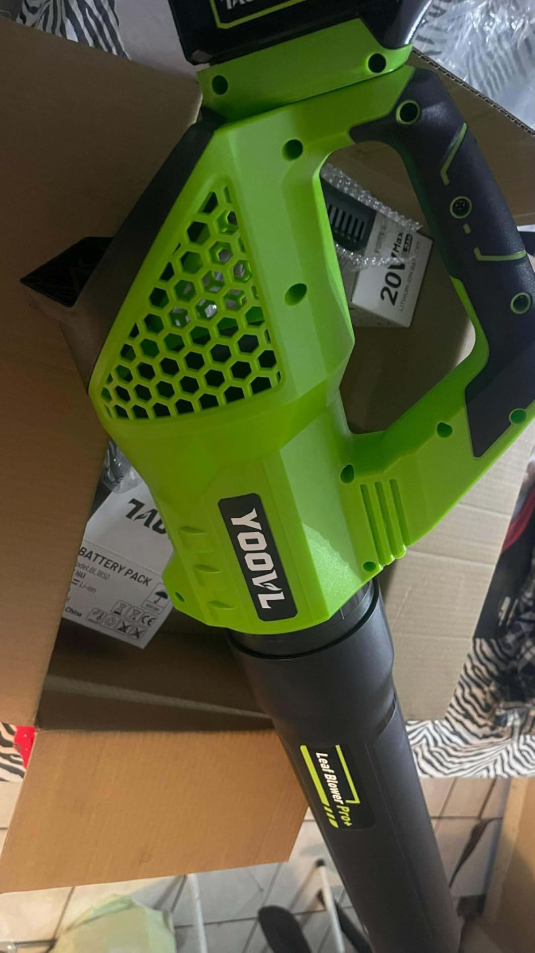 Leaf Blower Cordless, 650CFM Electric Leaf Blowers with 2 x 5.2Ah Batteries and Charger, 3 Speed Modes, 1 x Adjustable Shoulder Strap, Powerful Blowers for Lawn Care, Patio, Dust, Blowing Leaves - Customer Photo 2