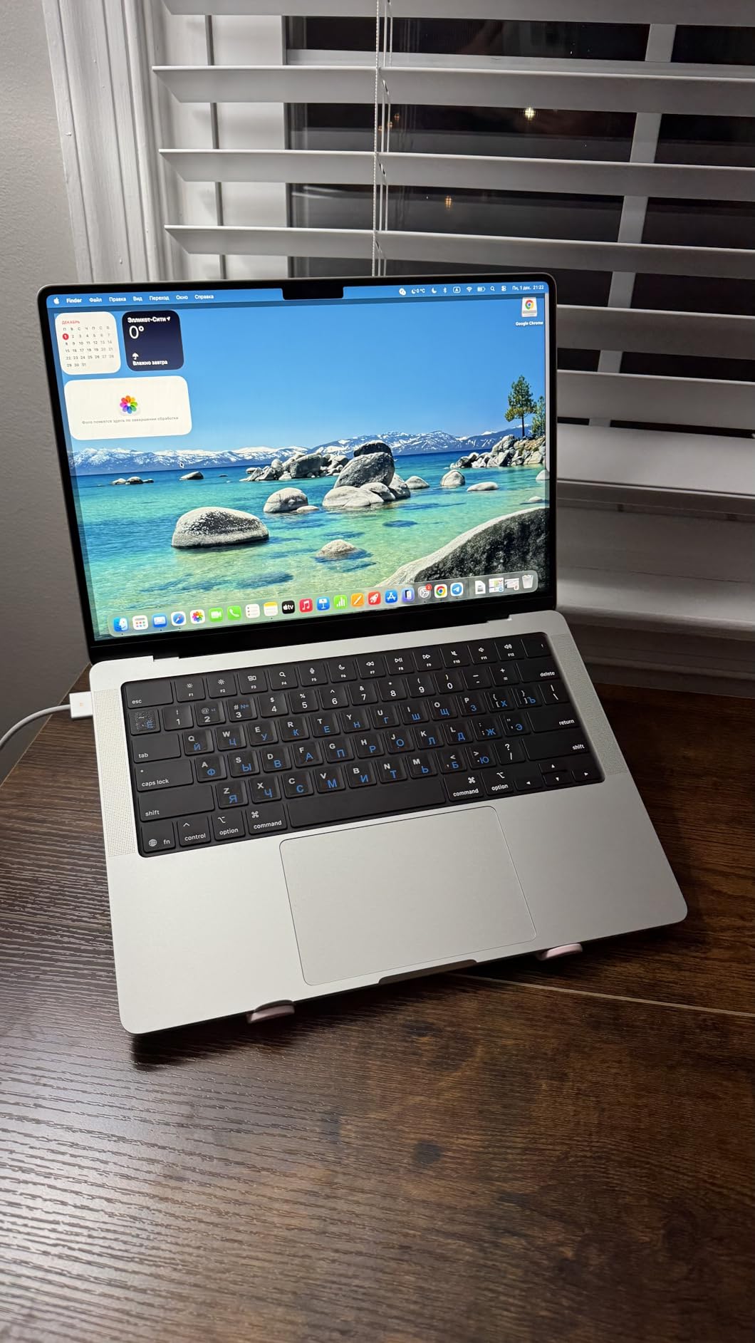 2025 MacBook Pro Laptop with M5 chip with 10-core CPU and 10-core GPU: Built for Apple Intelligence, 14.2-inch Liquid Retina XDR Display, 16GB Unified Memory, 512GB SSD Storage; Space Black - Customer Photo 1