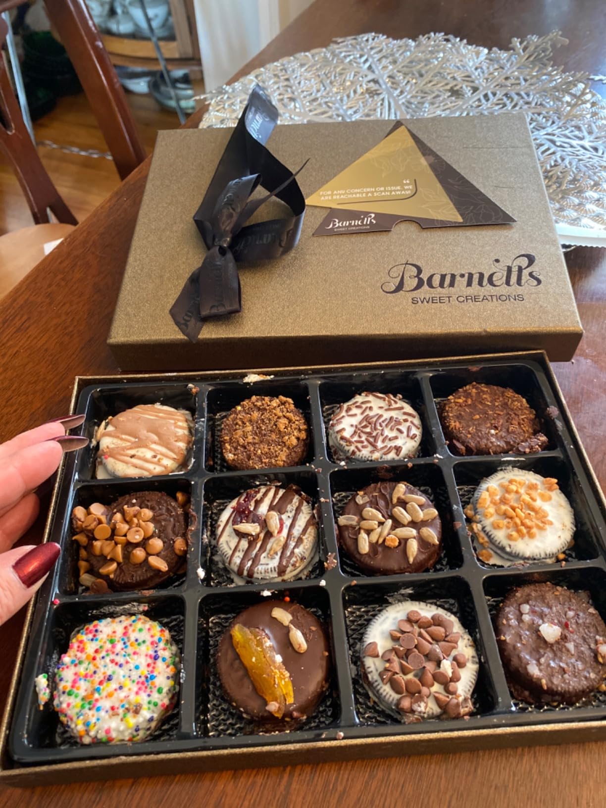 Barnetts Valentines Day Gift Basket, 12 Chocolate Covered Cookies, Gourmet Candy Box Baskets for Valentine Girlfriend, Boyfriend, Prime Food Delivery, Gifts for Him, Her, Wife, Husband, Women, Men - Customer Photo 3