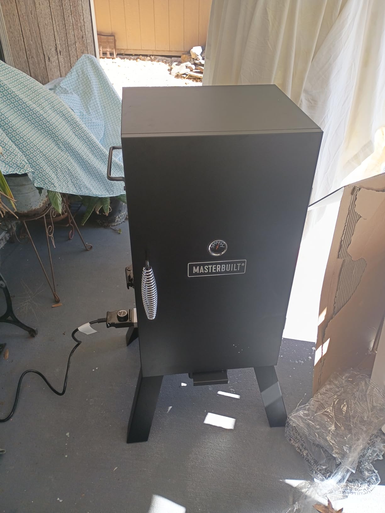 Masterbuilt 40-inch Digital Electric Vertical BBQ Smoker with Leg Kit, Side Wood Chip Loader and 970 Cooking Square Inches in Black, Model MB20070122 customer photo 1