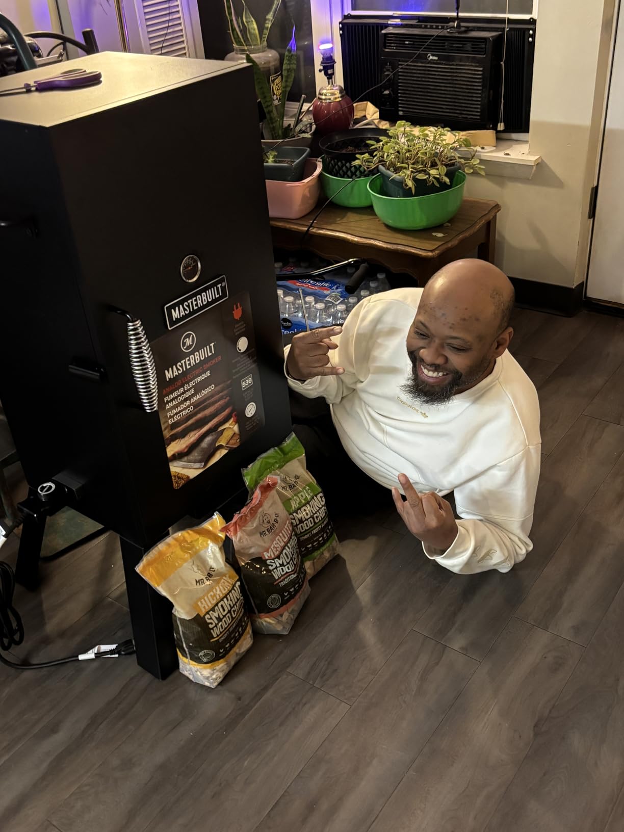 Masterbuilt 40-inch Digital Electric Vertical BBQ Smoker with Leg Kit, Side Wood Chip Loader and 970 Cooking Square Inches in Black, Model MB20070122 customer photo 2