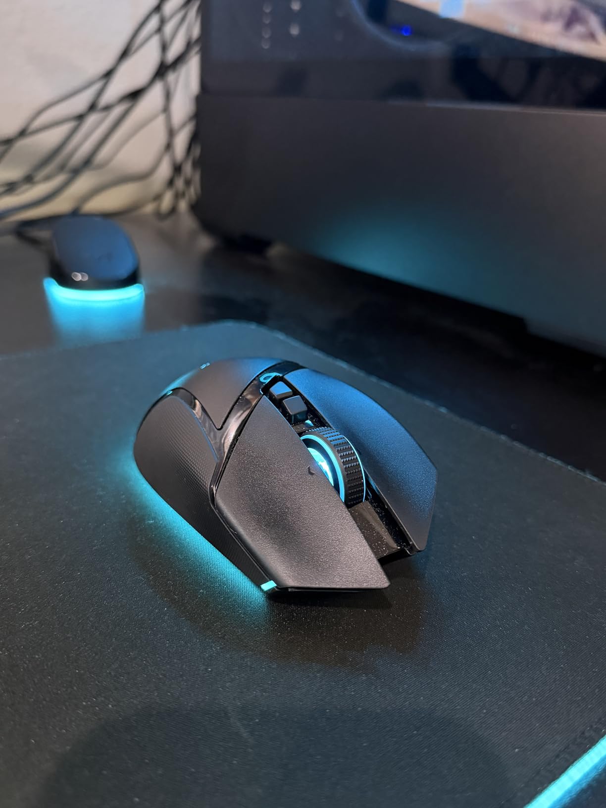 Razer Basilisk V3 Pro Wireless Gaming Mouse, HyperScroll Tilt Wheel, 30K DPI Sensor, Gen-3 Optical Switches, 13-Zone Chroma RGB, 13 Programmable Controls, 3 Connection Modes, Black customer photo 1