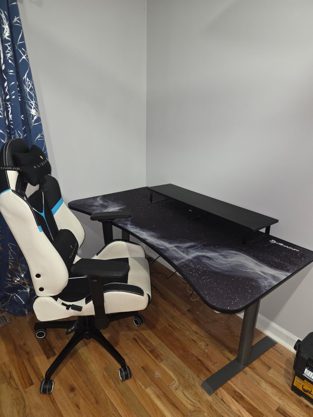 Arozzi Arena Ultrawide Curved Gaming and Office Desk with Full Surface Water Resistant Desk Mat with 3 Custom Monitor Mount Cut Outs and Under The Desk Cable Management Netting - Gunmetal customer photo 1