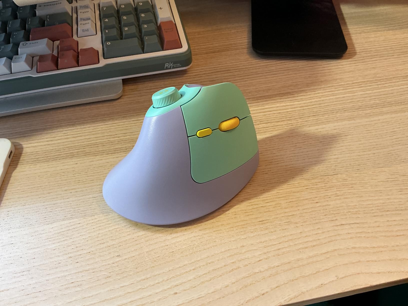 seenda Ergonomic Mouse Wireless, MOU-302 Bluetooth Vertical Mouse Rechargeable, Ergo Optical Mice with 1000/1600/2400 DPI, Volume Knob, 3 Multi-Device Connectivity for Computer/PC/Laptop/Mac, Purple customer photo 2