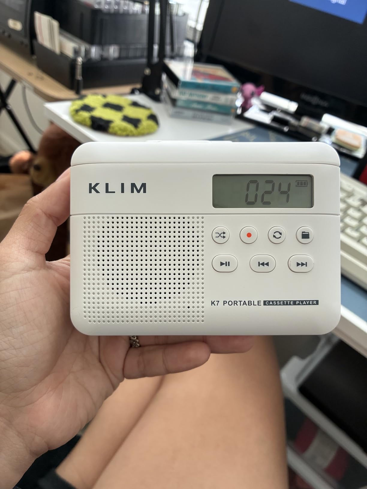 KLIM K7 Cassette Tape Player - Cassette to MP3 Converter - Portable - Built-in Microphone & Speaker - Rechargeable Battery - Earphones - 16GB SD Card - White customer photo 1